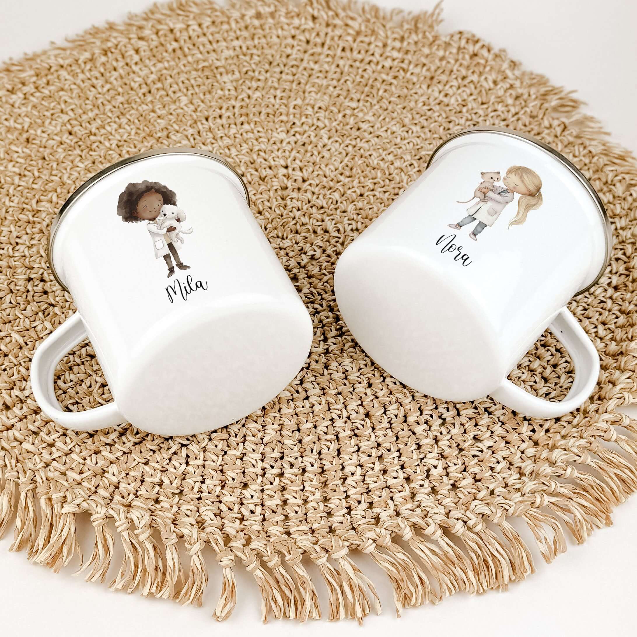 Emaille Tasse Tierärztin-famprints-Emaille Tasse-Entdecke die perfekte Emaille Tasse Tierärztin für kleine Tierärzte in spe! Diese wundervolle Emaille Tasse personalisiert mit deinem Namen sorgt nicht nur für strahlende Kinderaugen, sondern vermittelt auc