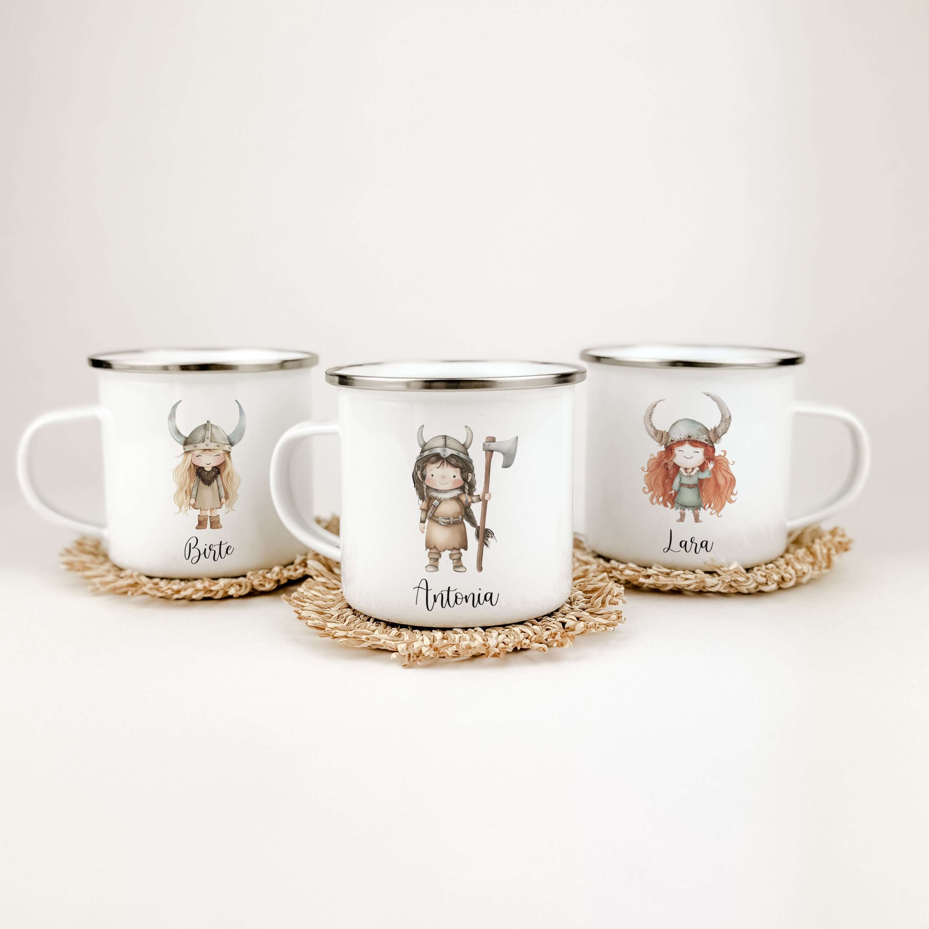 Emaille Tasse Wikingerin-famprints-Emaille Tasse-Verliebe dich in unsere Emaille Tasse Wikingerin, die nicht nur durch ihr einzigartiges Design besticht, sondern auch durch ihre Funktionalität. Diese Emaille Tasse personalisiert bringt nicht nur Freude in