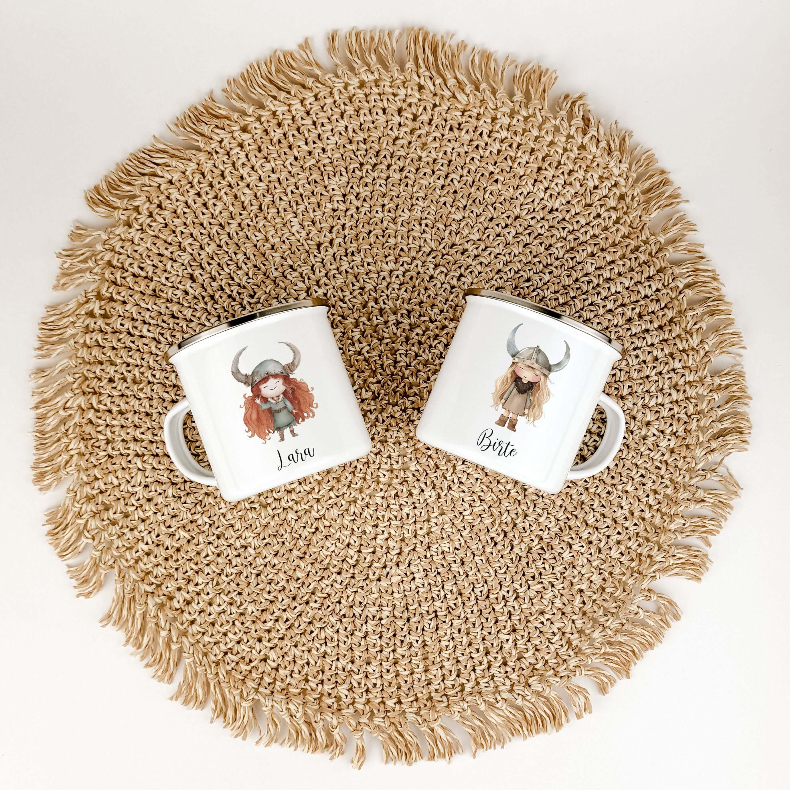 Emaille Tasse Wikingerin-famprints-Emaille Tasse-Verliebe dich in unsere Emaille Tasse Wikingerin, die nicht nur durch ihr einzigartiges Design besticht, sondern auch durch ihre Funktionalität. Diese Emaille Tasse personalisiert bringt nicht nur Freude in