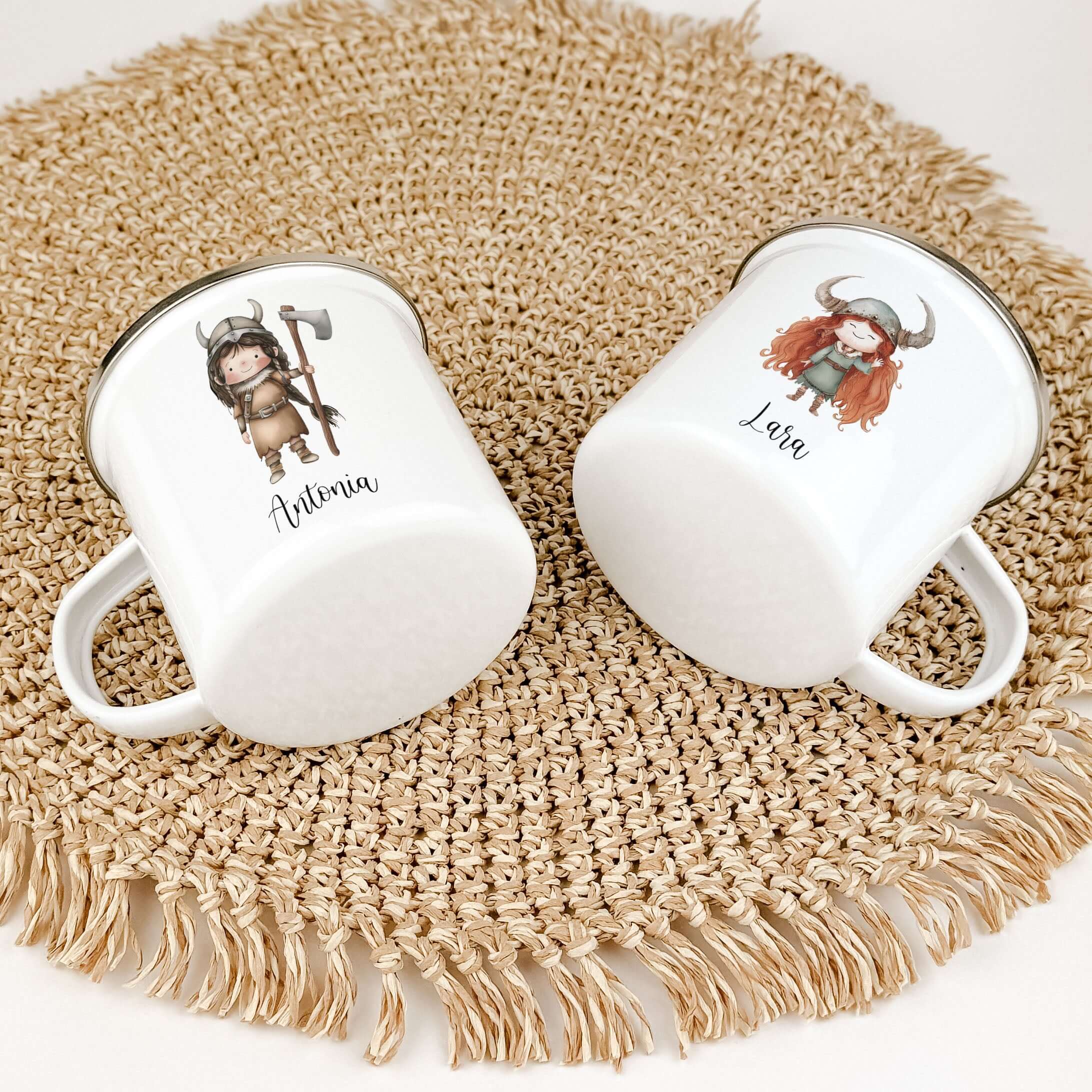 Emaille Tasse Wikingerin-famprints-Emaille Tasse-Verliebe dich in unsere Emaille Tasse Wikingerin, die nicht nur durch ihr einzigartiges Design besticht, sondern auch durch ihre Funktionalität. Diese Emaille Tasse personalisiert bringt nicht nur Freude in