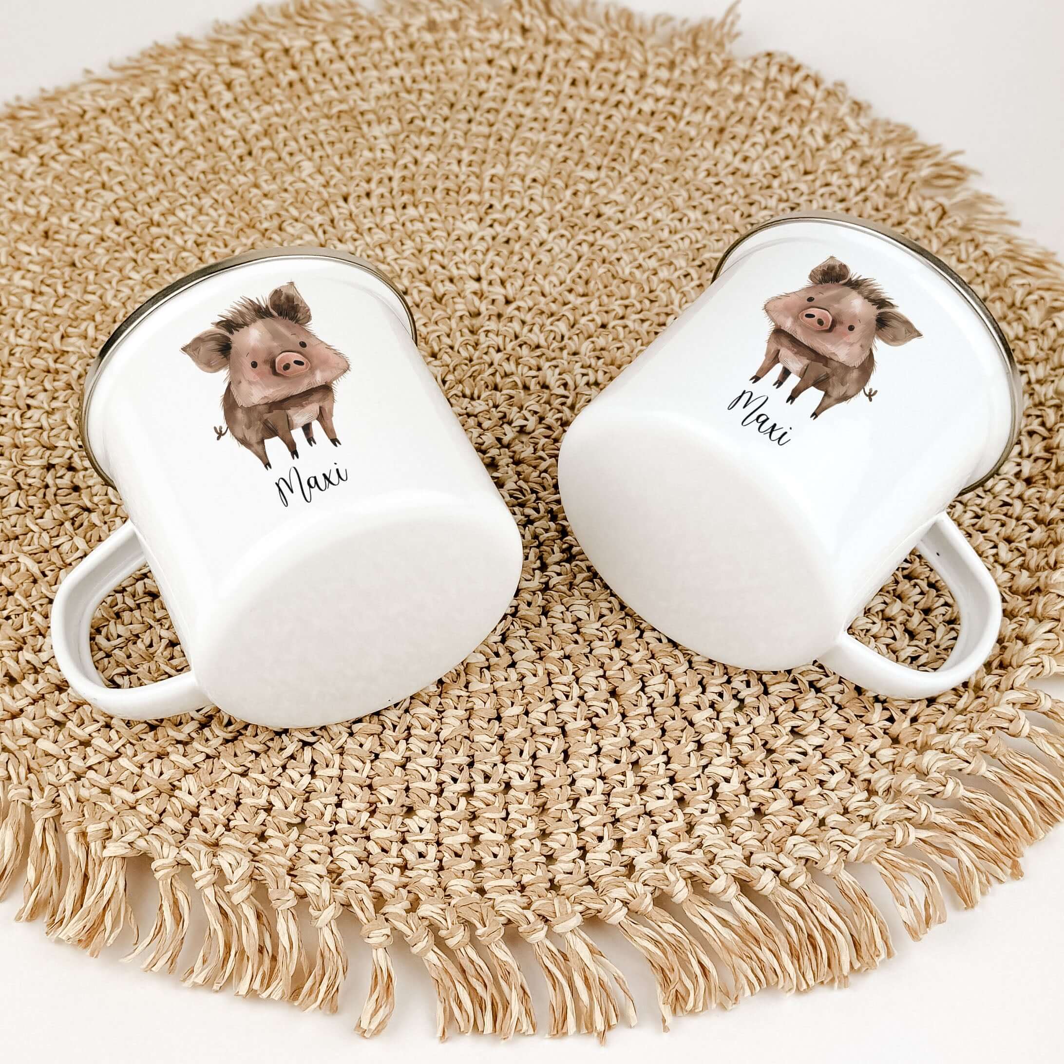 Emaille Tasse Wildschwein-famprints-Emaille Tasse-Entdecke die bezaubernde Emaille Tasse Wildschwein, die nicht nur ein praktisches Trinkgefäß, sondern auch ein persönliches Geschenk ist. Diese Emaille Tasse personalisiert zaubert jedem Kind ein Lächeln i