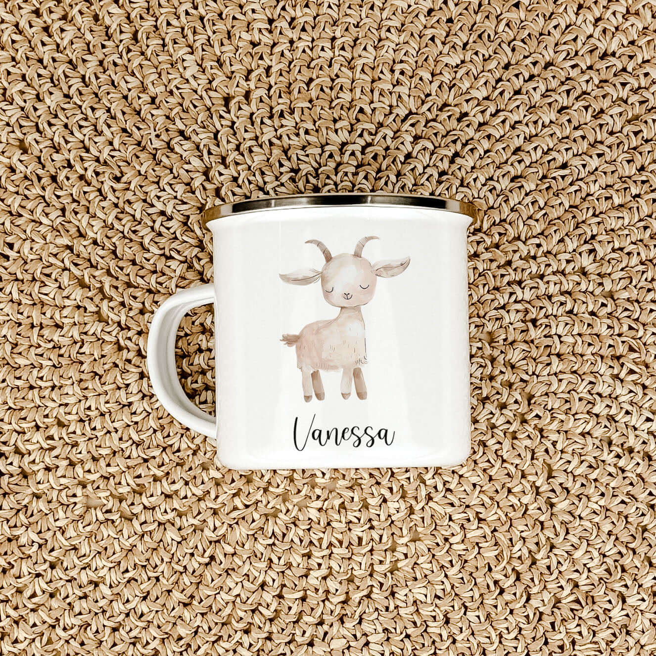 Emaille Tasse Ziege-famprints-Emaille Tasse-Entdecke die liebevoll gestaltete Emaille Tasse Ziege, die nicht nur praktisch, sondern auch ein echter Blickfang ist! Diese Emaille Tasse personalisiert bringt Freude in den Alltag deines Kindes und macht jede
