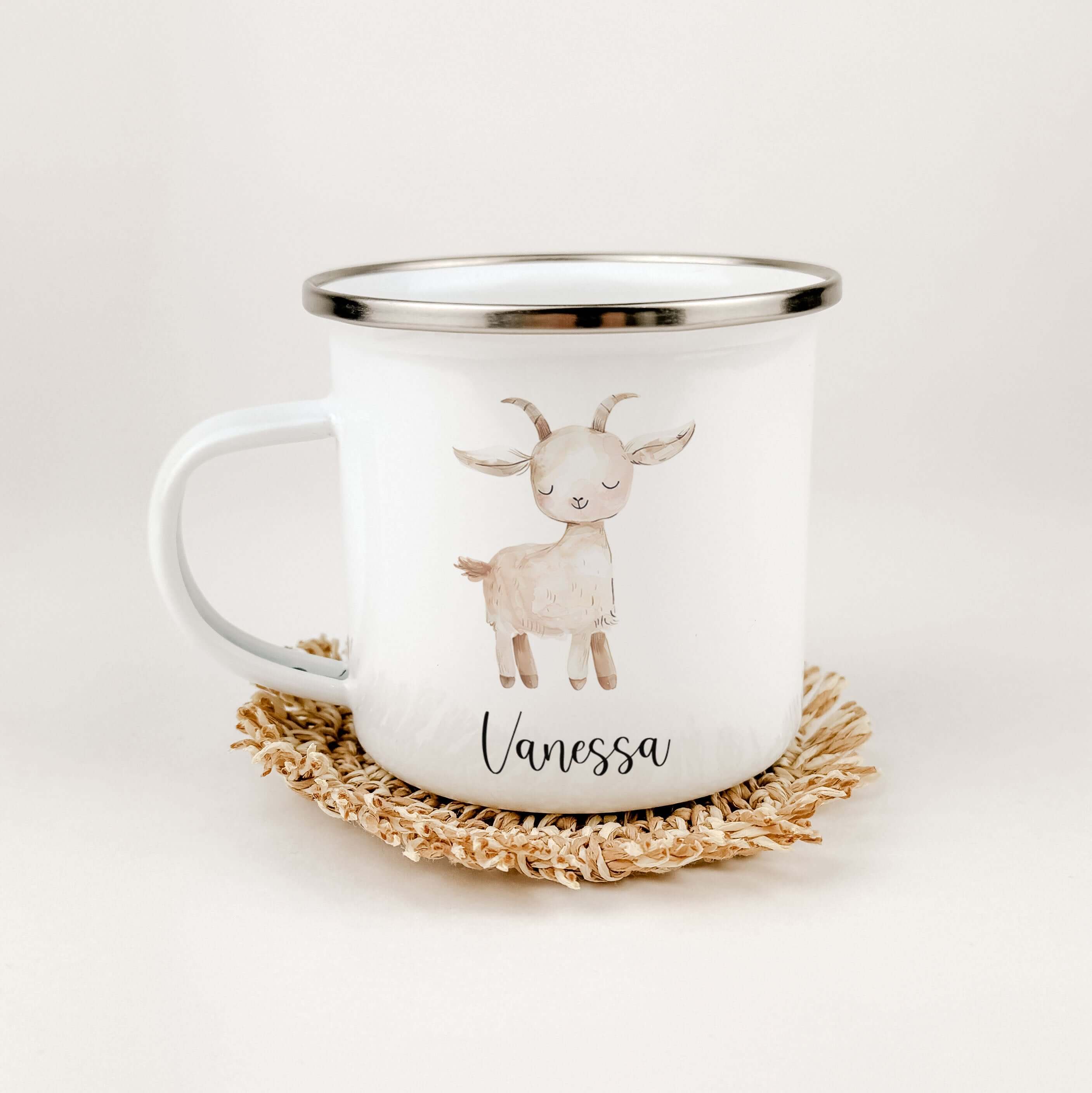 Emaille Tasse Ziege-famprints-Emaille Tasse-Entdecke die liebevoll gestaltete Emaille Tasse Ziege, die nicht nur praktisch, sondern auch ein echter Blickfang ist! Diese Emaille Tasse personalisiert bringt Freude in den Alltag deines Kindes und macht jede