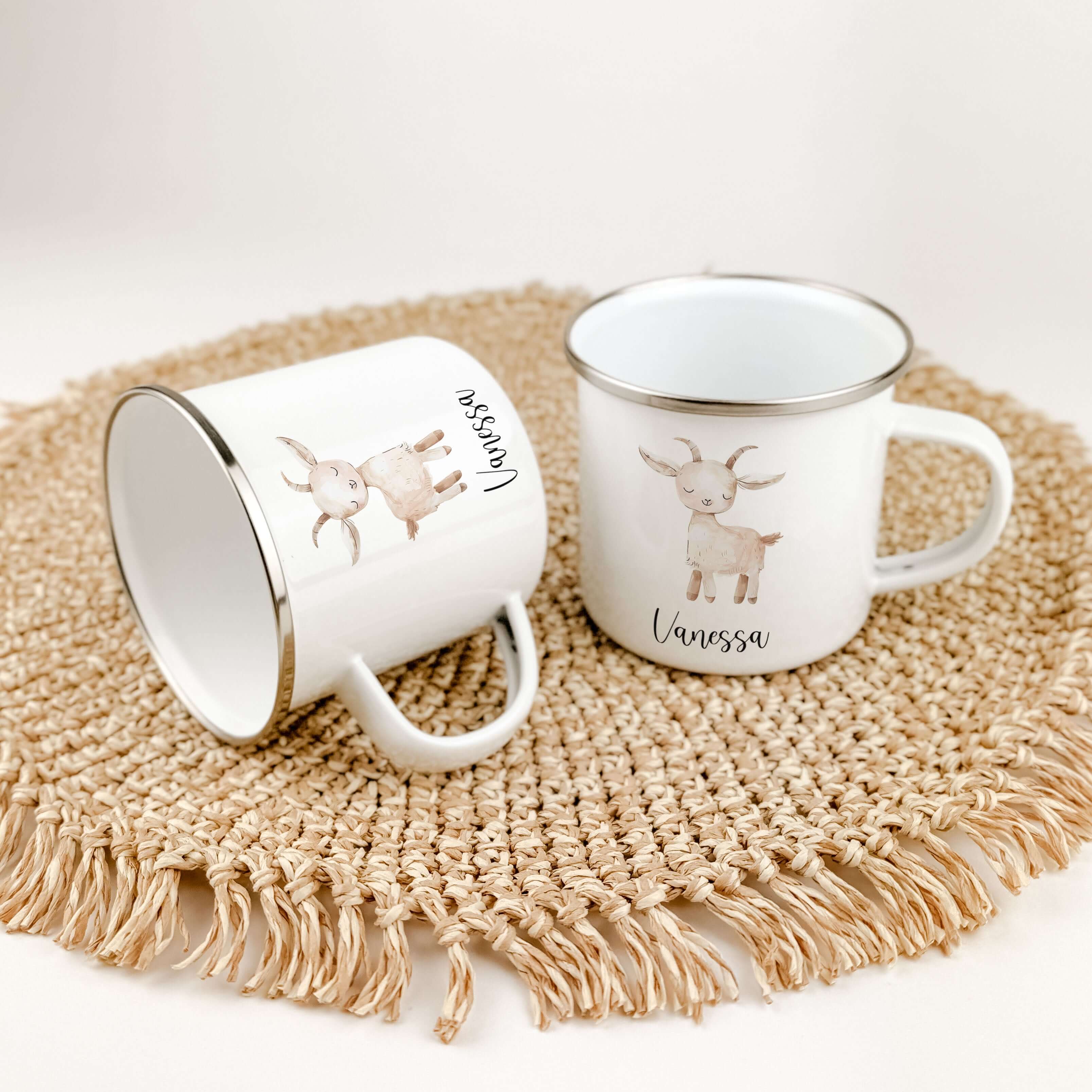 Emaille Tasse Ziege-famprints-Emaille Tasse-Entdecke die liebevoll gestaltete Emaille Tasse Ziege, die nicht nur praktisch, sondern auch ein echter Blickfang ist! Diese Emaille Tasse personalisiert bringt Freude in den Alltag deines Kindes und macht jede