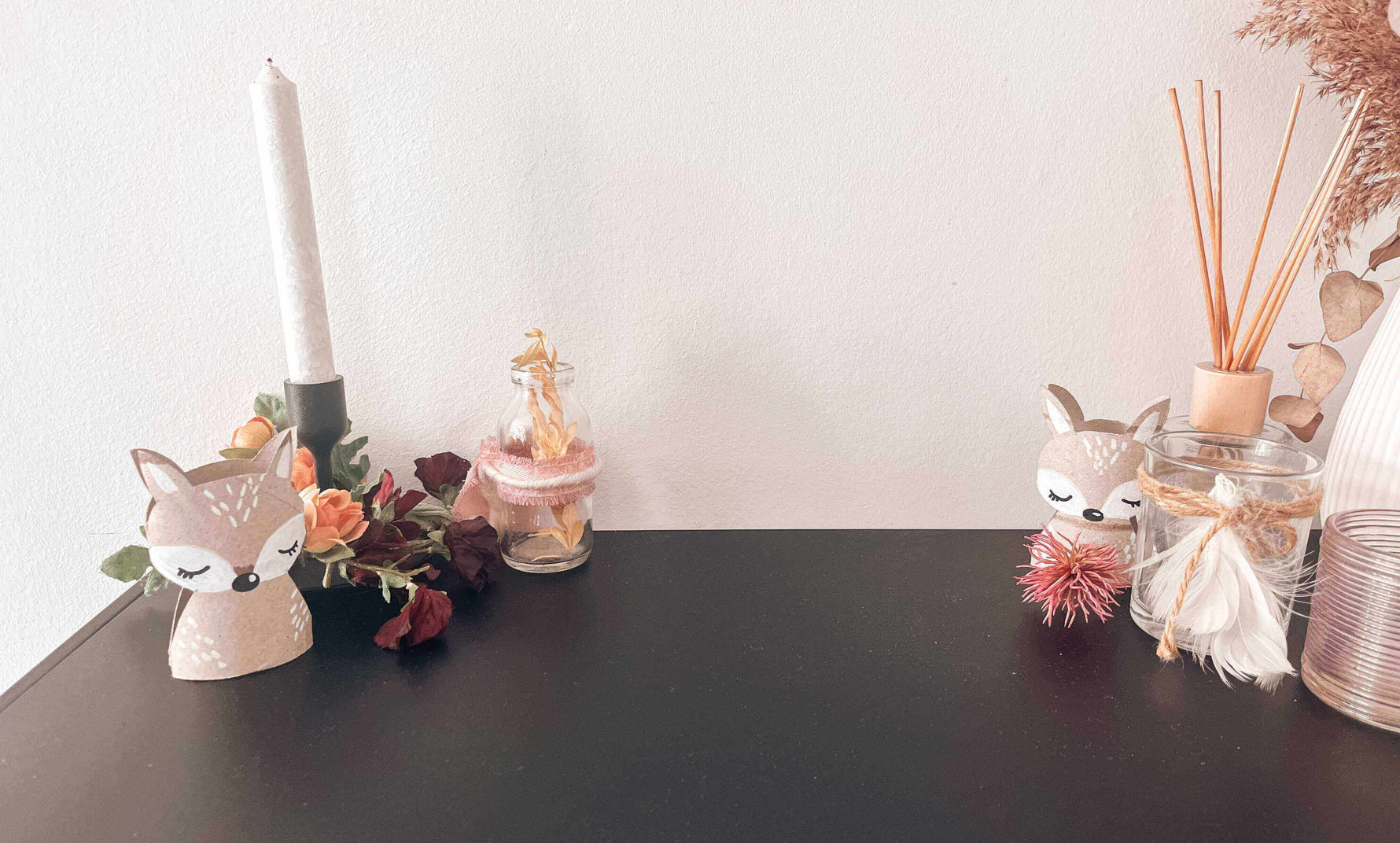Herbstdeko basteln mit Kindern: Anleitung für Reh-famprints-