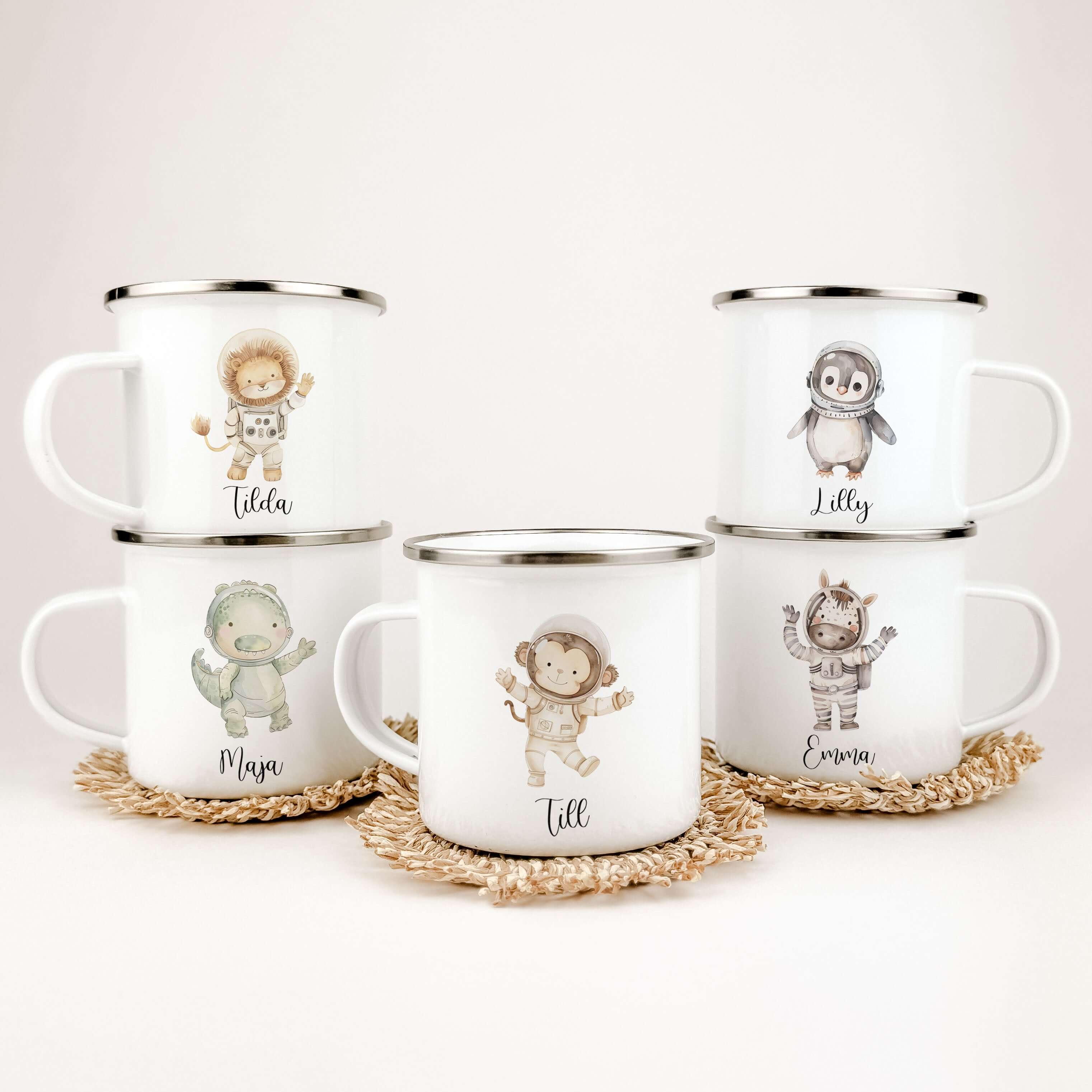 Emaille Tasse Astronaut-famprints-Emaille Tasse-Die Emaille Tasse Astronaut ist das perfekte Geschenk für Kinder zur Einschulung, Taufe, Ostern und viele weitere Anlässe. Personalisiert mit dem Namen des Kindes und bedruckt mit süßen kleinen Tier Astronau