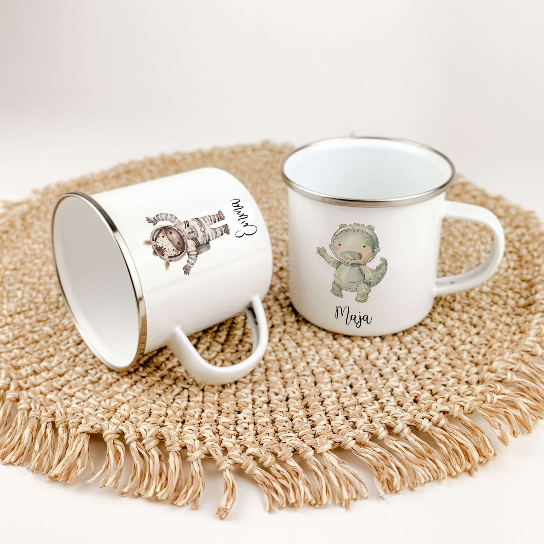 Emaille Tasse Astronaut-famprints-Emaille Tasse-Die Emaille Tasse Astronaut ist das perfekte Geschenk für Kinder zur Einschulung, Taufe, Ostern und viele weitere Anlässe. Personalisiert mit dem Namen des Kindes und bedruckt mit süßen kleinen Tier Astronau