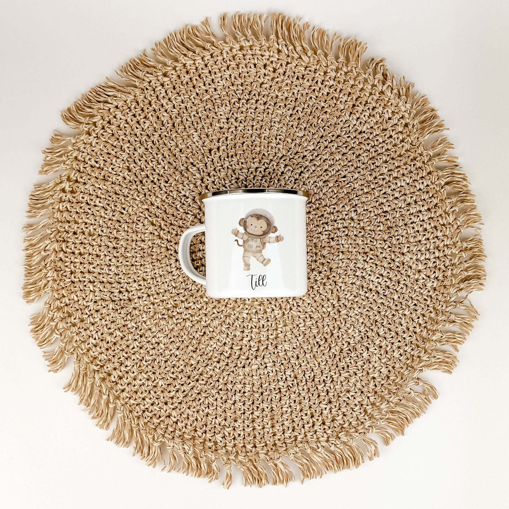 Emaille Tasse Astronaut-famprints-Emaille Tasse-Die Emaille Tasse Astronaut ist das perfekte Geschenk für Kinder zur Einschulung, Taufe, Ostern und viele weitere Anlässe. Personalisiert mit dem Namen des Kindes und bedruckt mit süßen kleinen Tier Astronau