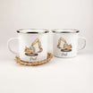 Emaille Tasse Bagger-famprints-Emaille Tasse-Entdecke die bezaubernde Emaille Tasse Bagger – das perfekte Geschenk für kleine Baustellen-Fans! Mit ihrem einzigartigen, liebevollen Druck eines kleinen Baggers in Aquarell-Optik ist diese Tasse nicht nur pra