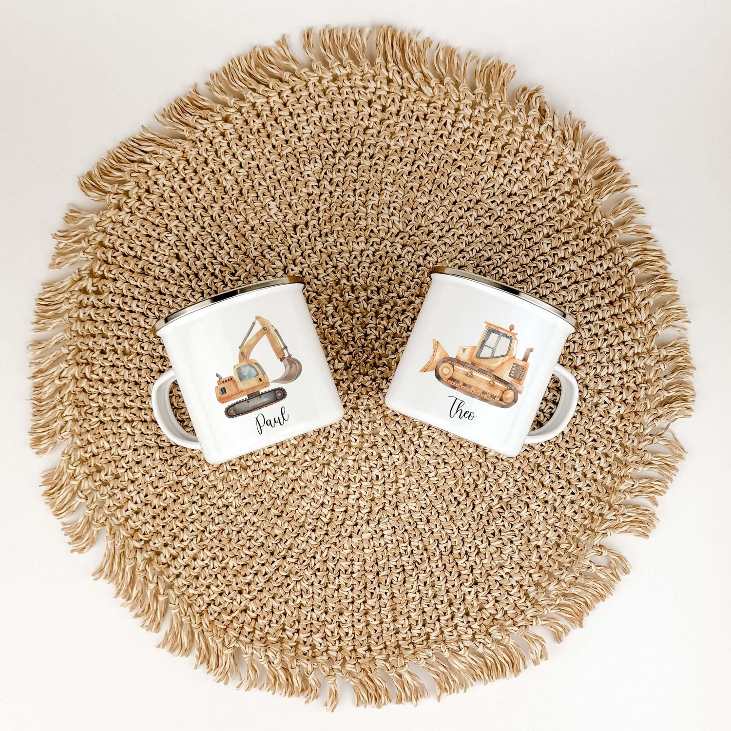 Emaille Tasse Bagger-famprints-Emaille Tasse-Entdecke die bezaubernde Emaille Tasse Bagger – das perfekte Geschenk für kleine Baustellen-Fans! Mit ihrem einzigartigen, liebevollen Druck eines kleinen Baggers in Aquarell-Optik ist diese Tasse nicht nur pra