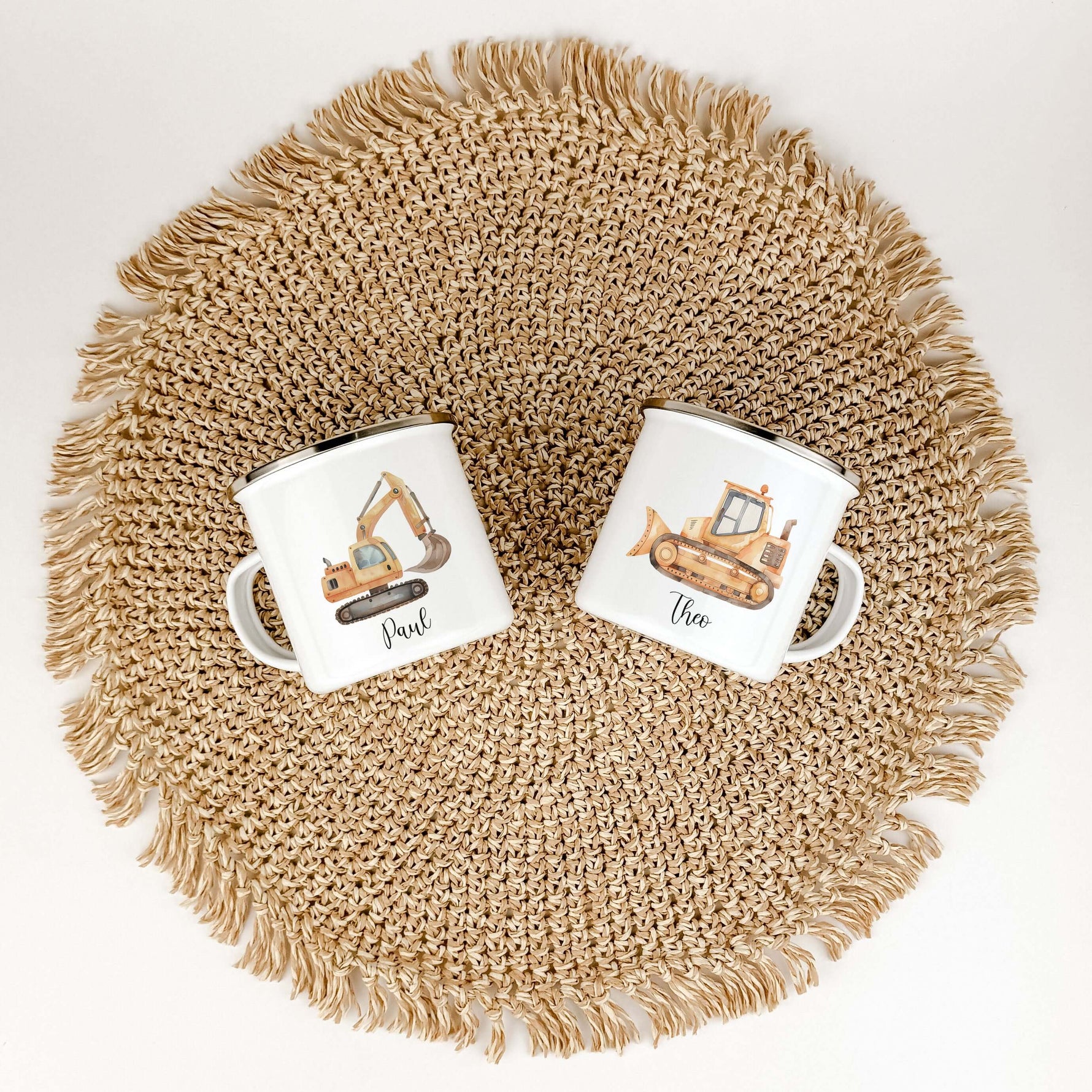 Emaille Tasse Bagger-famprints-Emaille Tasse-Entdecke die bezaubernde Emaille Tasse Bagger – das perfekte Geschenk für kleine Baustellen-Fans! Mit ihrem einzigartigen, liebevollen Druck eines kleinen Baggers in Aquarell-Optik ist diese Tasse nicht nur pra