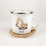 Emaille Tasse Bagger-famprints-Emaille Tasse-Entdecke die bezaubernde Emaille Tasse Bagger – das perfekte Geschenk für kleine Baustellen-Fans! Mit ihrem einzigartigen, liebevollen Druck eines kleinen Baggers in Aquarell-Optik ist diese Tasse nicht nur pra