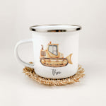 Emaille Tasse Bagger-famprints-Emaille Tasse-Entdecke die bezaubernde Emaille Tasse Bagger – das perfekte Geschenk für kleine Baustellen-Fans! Mit ihrem einzigartigen, liebevollen Druck eines kleinen Baggers in Aquarell-Optik ist diese Tasse nicht nur pra