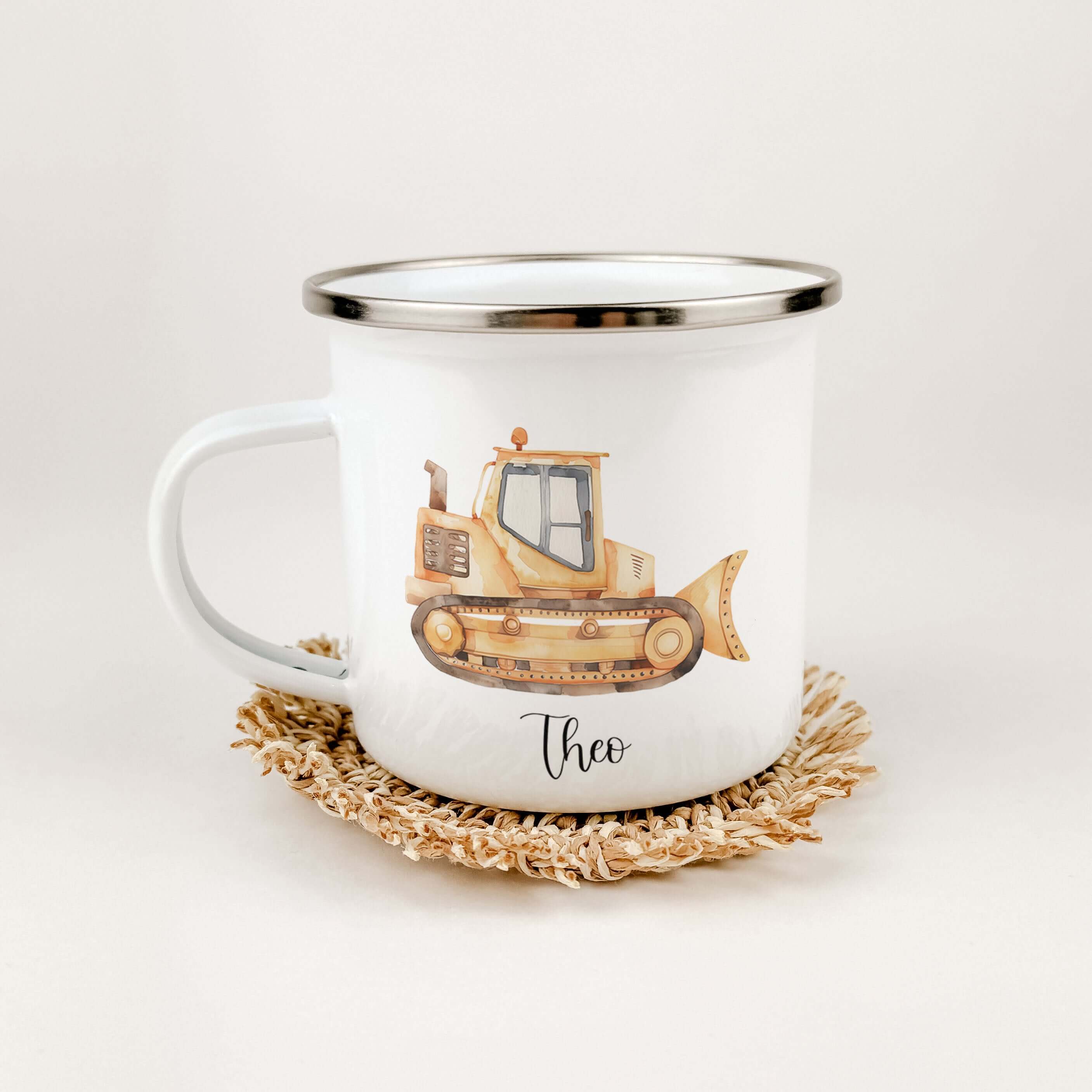 Emaille Tasse Bagger-famprints-Emaille Tasse-Entdecke die bezaubernde Emaille Tasse Bagger – das perfekte Geschenk für kleine Baustellen-Fans! Mit ihrem einzigartigen, liebevollen Druck eines kleinen Baggers in Aquarell-Optik ist diese Tasse nicht nur pra