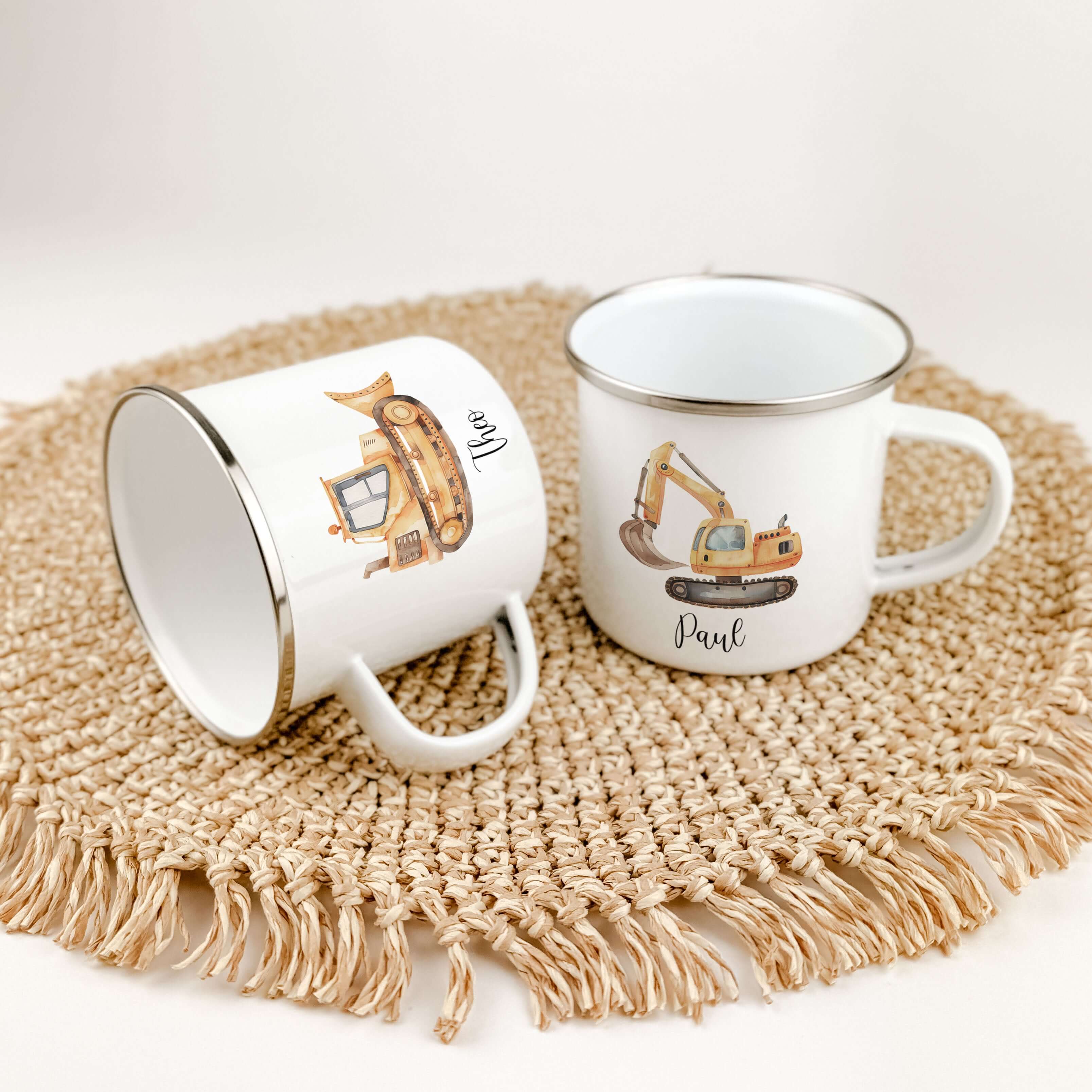 Emaille Tasse Bagger-famprints-Emaille Tasse-Entdecke die bezaubernde Emaille Tasse Bagger – das perfekte Geschenk für kleine Baustellen-Fans! Mit ihrem einzigartigen, liebevollen Druck eines kleinen Baggers in Aquarell-Optik ist diese Tasse nicht nur pra