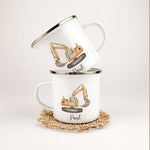 Emaille Tasse Bagger-famprints-Emaille Tasse-Entdecke die bezaubernde Emaille Tasse Bagger – das perfekte Geschenk für kleine Baustellen-Fans! Mit ihrem einzigartigen, liebevollen Druck eines kleinen Baggers in Aquarell-Optik ist diese Tasse nicht nur pra