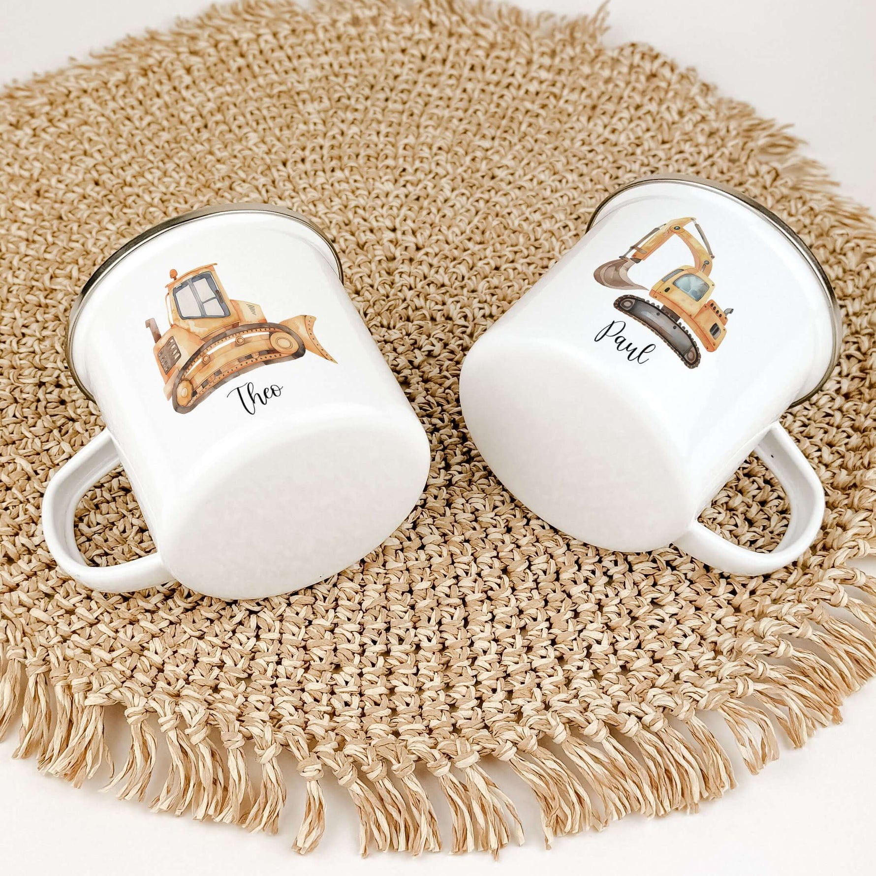 Emaille Tasse Bagger-famprints-Emaille Tasse-Entdecke die bezaubernde Emaille Tasse Bagger – das perfekte Geschenk für kleine Baustellen-Fans! Mit ihrem einzigartigen, liebevollen Druck eines kleinen Baggers in Aquarell-Optik ist diese Tasse nicht nur pra