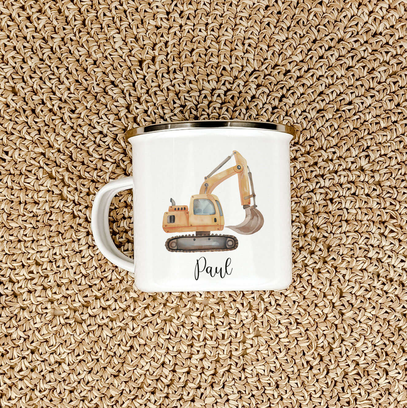 Emaille Tasse Bagger-famprints-Emaille Tasse-Entdecke die bezaubernde Emaille Tasse Bagger – das perfekte Geschenk für kleine Baustellen-Fans! Mit ihrem einzigartigen, liebevollen Druck eines kleinen Baggers in Aquarell-Optik ist diese Tasse nicht nur pra