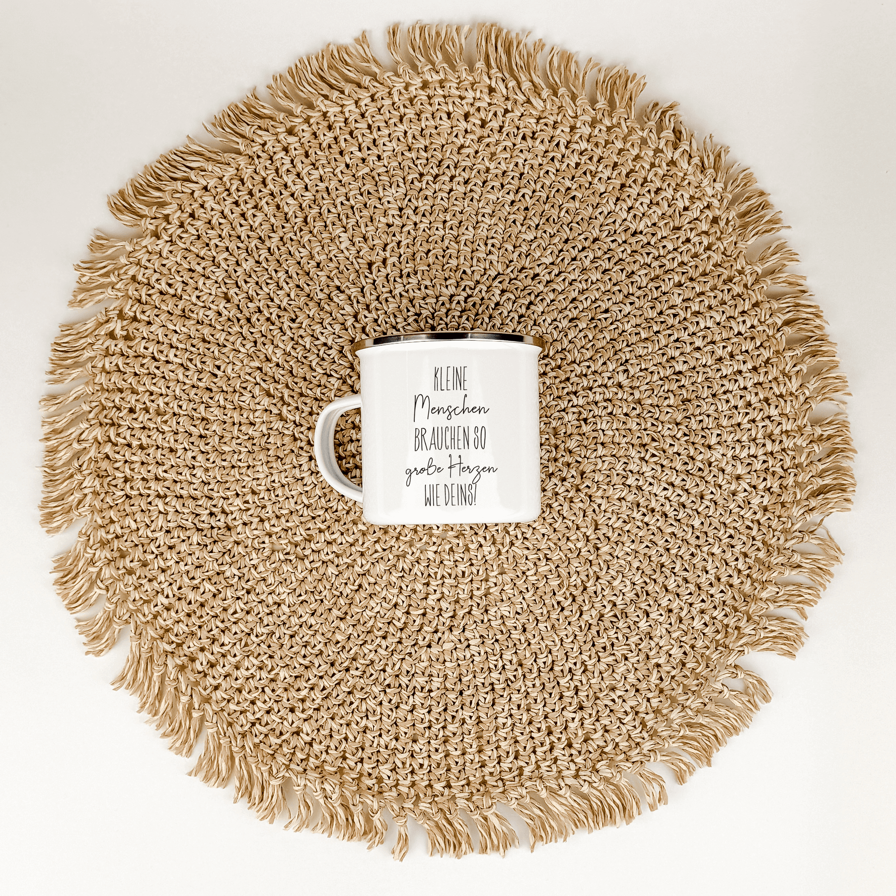 Emaille Tasse kleine Herzen-famprints-Emaille Tasse-Entdecke die Emaille Tasse kleine Herzen, die nicht nur ein praktisches Trinkgefäß ist, sondern auch eine liebevolle Geste für Erzieher oder Lehrer. Mit dem inspirierenden Spruch "Kleine Menschen brauche