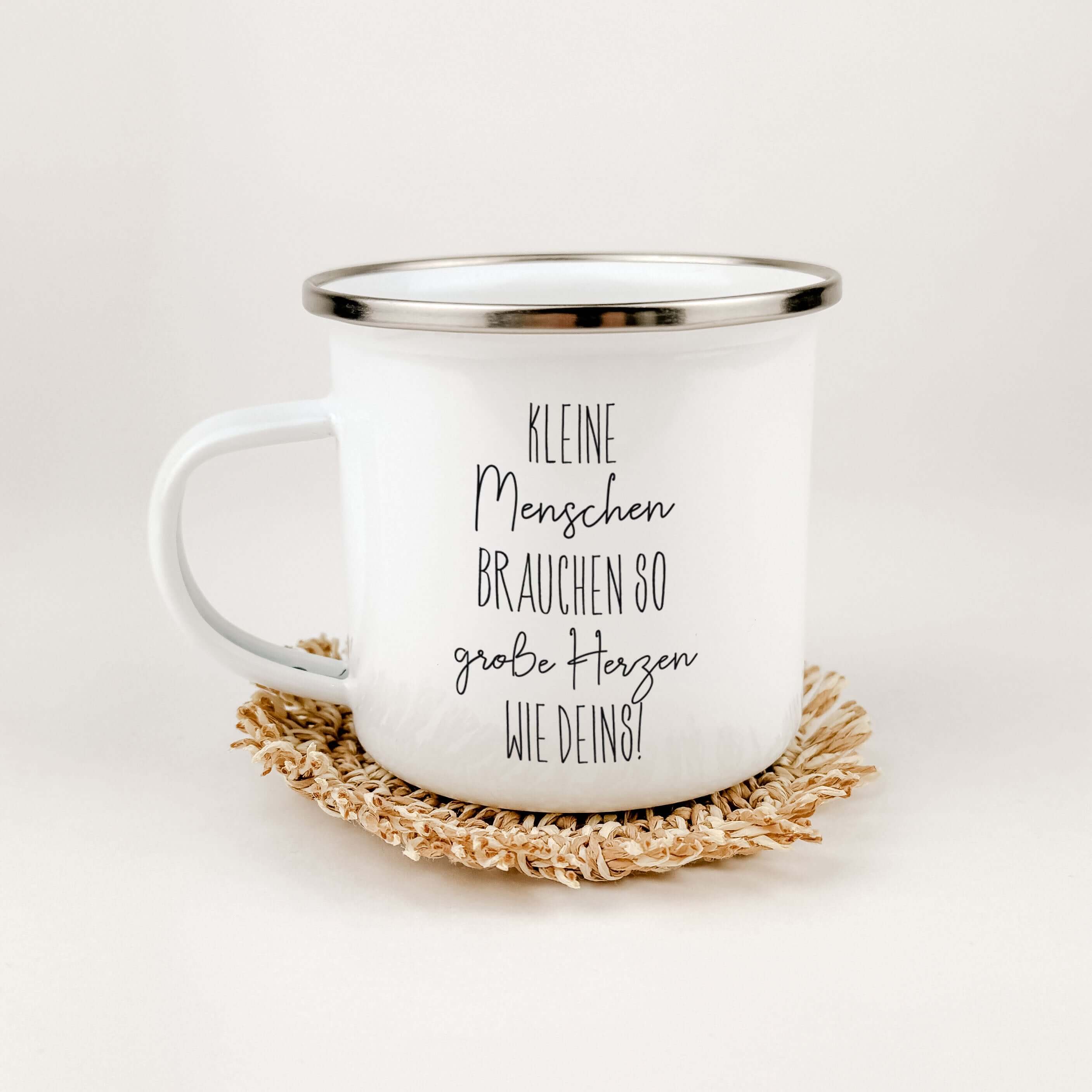 Emaille Tasse kleine Herzen-famprints-Emaille Tasse-Entdecke die Emaille Tasse kleine Herzen, die nicht nur ein praktisches Trinkgefäß ist, sondern auch eine liebevolle Geste für Erzieher oder Lehrer. Mit dem inspirierenden Spruch "Kleine Menschen brauche