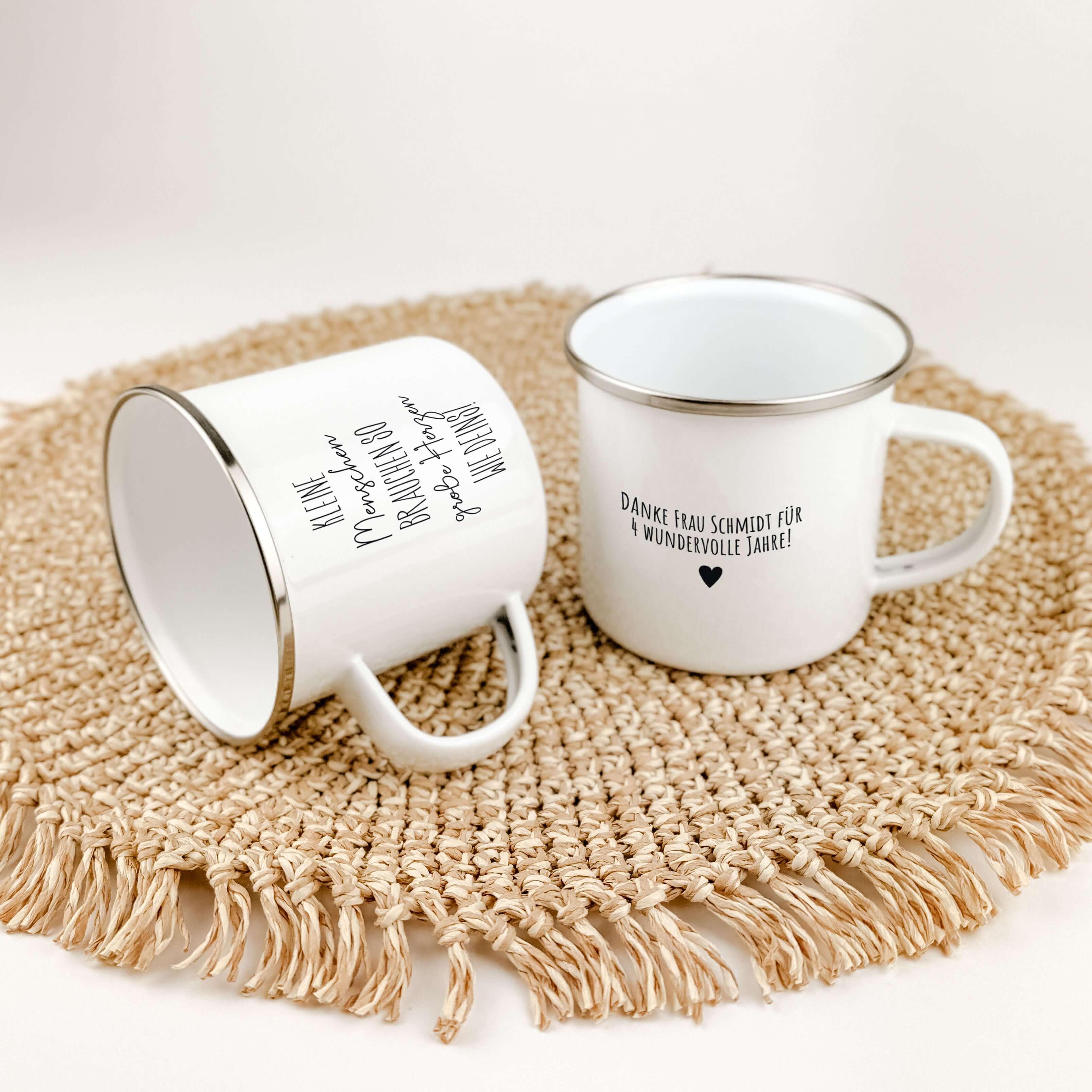 Emaille Tasse kleine Herzen-famprints-Emaille Tasse-Entdecke die Emaille Tasse kleine Herzen, die nicht nur ein praktisches Trinkgefäß ist, sondern auch eine liebevolle Geste für Erzieher oder Lehrer. Mit dem inspirierenden Spruch "Kleine Menschen brauche