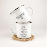 Emaille Tasse kleine Herzen-famprints-Emaille Tasse-Entdecke die Emaille Tasse kleine Herzen, die nicht nur ein praktisches Trinkgefäß ist, sondern auch eine liebevolle Geste für Erzieher oder Lehrer. Mit dem inspirierenden Spruch "Kleine Menschen brauche