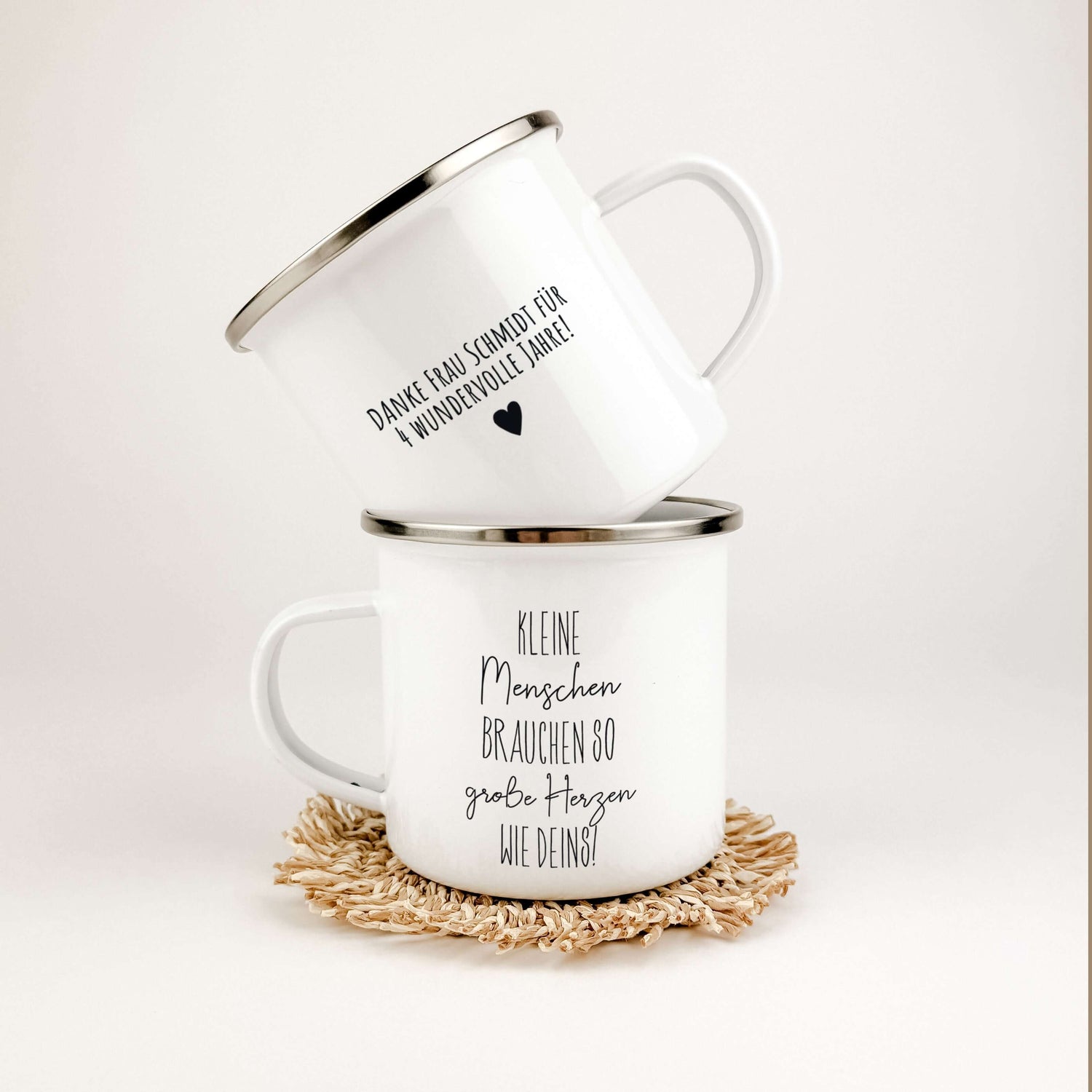 Emaille Tasse kleine Herzen-famprints-Emaille Tasse-Entdecke die Emaille Tasse kleine Herzen, die nicht nur ein praktisches Trinkgefäß ist, sondern auch eine liebevolle Geste für Erzieher oder Lehrer. Mit dem inspirierenden Spruch "Kleine Menschen brauche