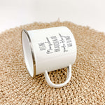 Emaille Tasse kleine Herzen-famprints-Emaille Tasse-Entdecke die Emaille Tasse kleine Herzen, die nicht nur ein praktisches Trinkgefäß ist, sondern auch eine liebevolle Geste für Erzieher oder Lehrer. Mit dem inspirierenden Spruch "Kleine Menschen brauche