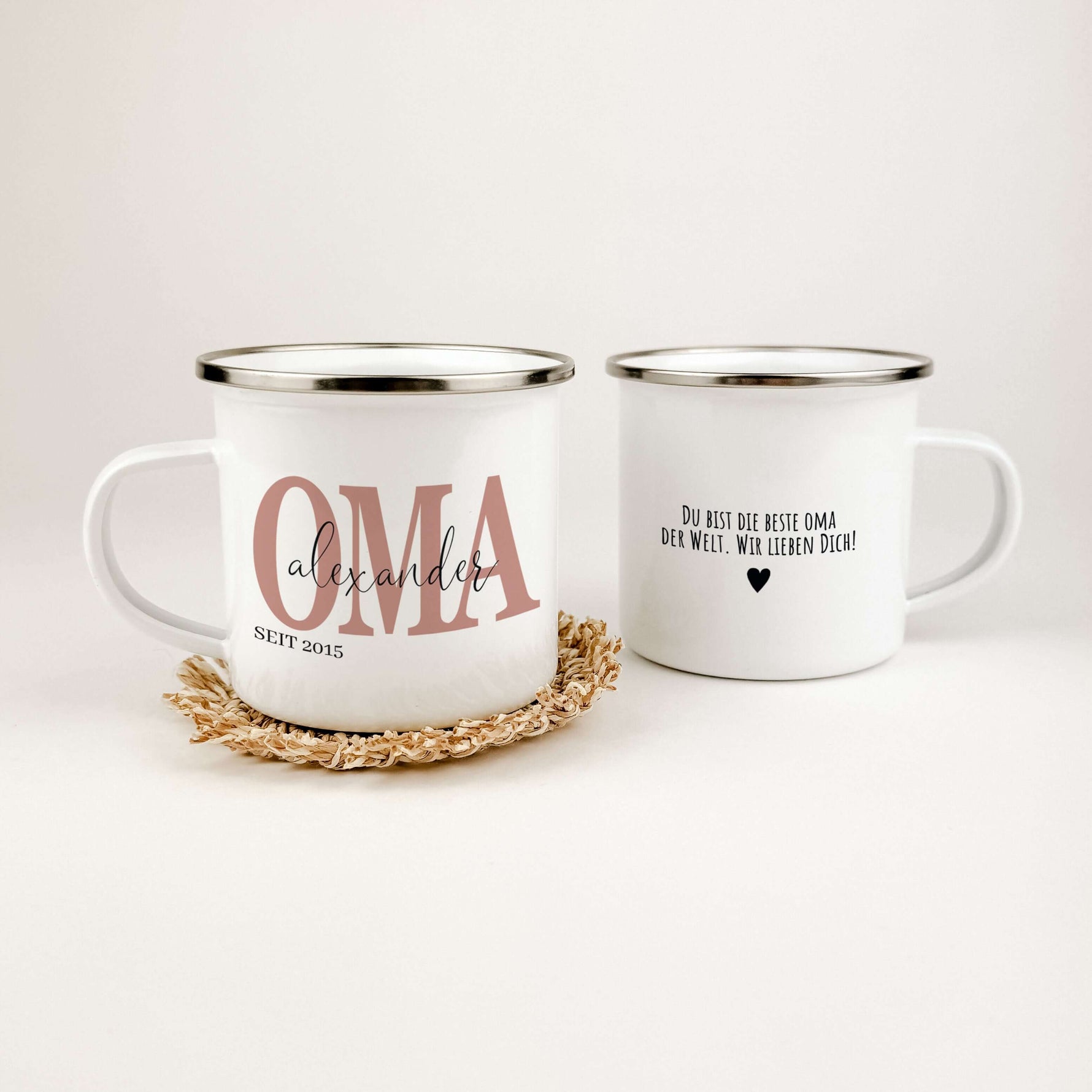 Emaille Tasse Oma seit-famprints-Emaille Tasse-Überrasche deine Oma mit einer ganz besonderen Emaille Tasse, die nicht nur funktional ist, sondern auch von Herzen kommt. Mit dem personalisierten Druck der Namen ihrer Enkelkinder und dem Jahr, in dem sie z