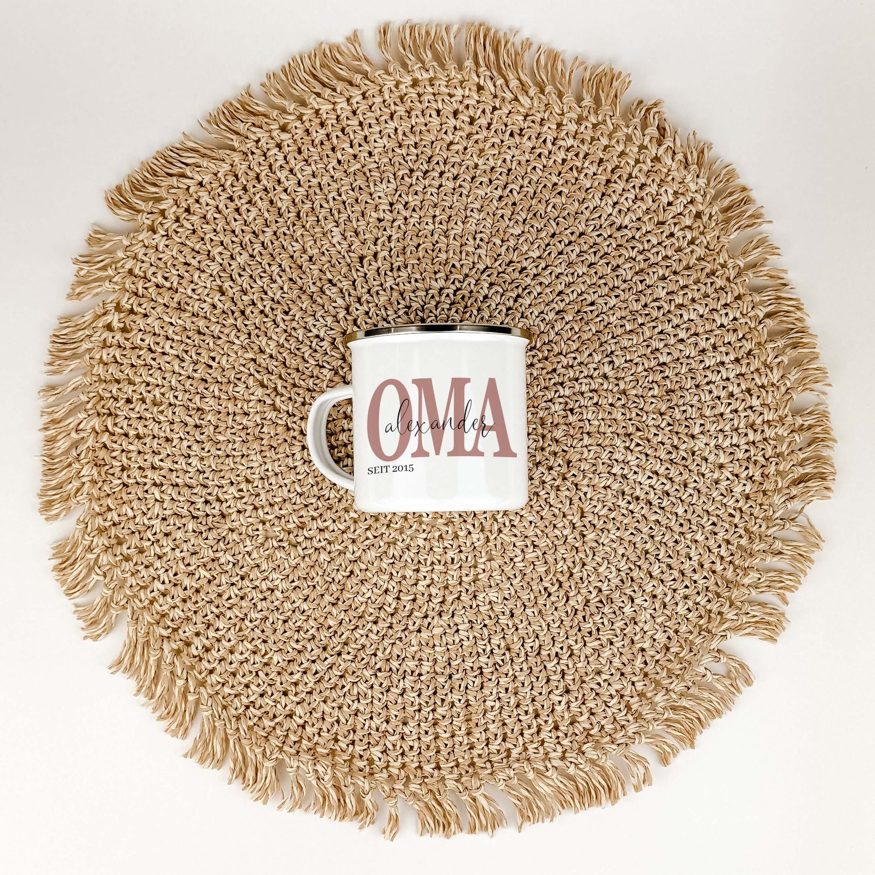 Emaille Tasse Oma seit-famprints-Emaille Tasse-Überrasche deine Oma mit einer ganz besonderen Emaille Tasse, die nicht nur funktional ist, sondern auch von Herzen kommt. Mit dem personalisierten Druck der Namen ihrer Enkelkinder und dem Jahr, in dem sie z