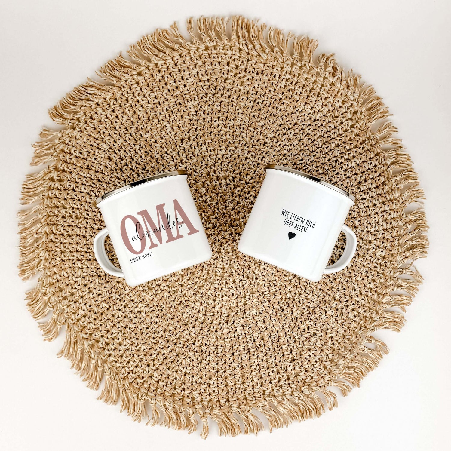 Emaille Tasse Oma seit-famprints-Emaille Tasse-Überrasche deine Oma mit einer ganz besonderen Emaille Tasse, die nicht nur funktional ist, sondern auch von Herzen kommt. Mit dem personalisierten Druck der Namen ihrer Enkelkinder und dem Jahr, in dem sie z