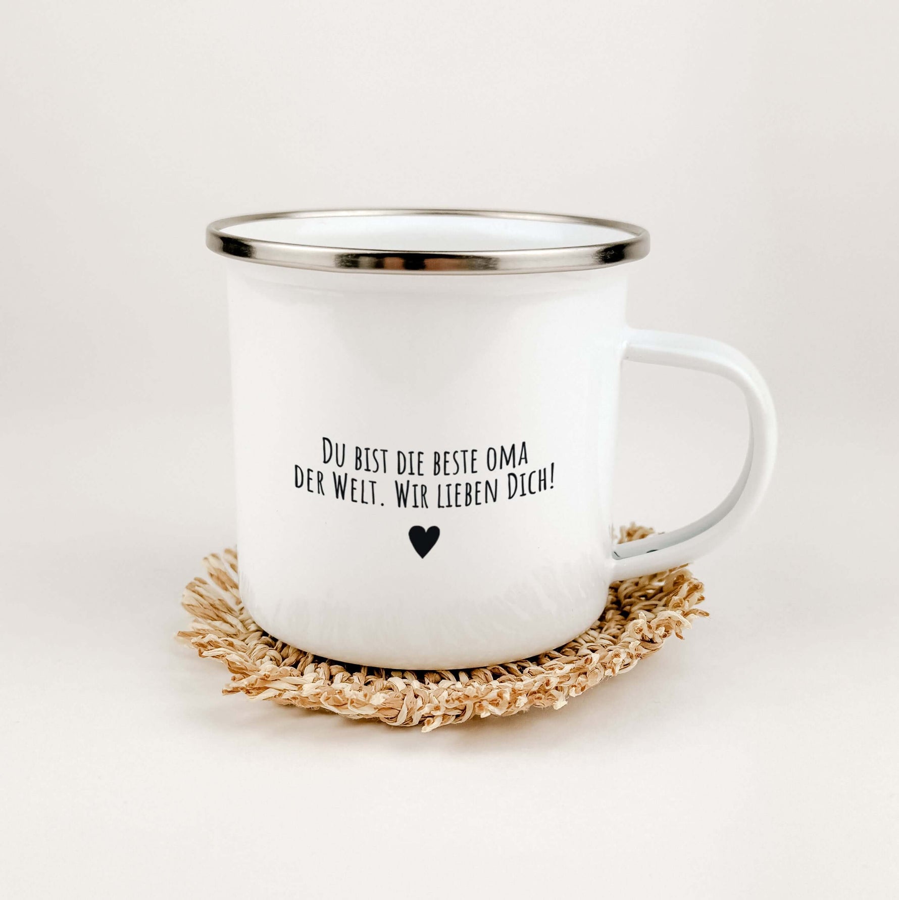 Emaille Tasse Oma seit-famprints-Emaille Tasse-Überrasche deine Oma mit einer ganz besonderen Emaille Tasse, die nicht nur funktional ist, sondern auch von Herzen kommt. Mit dem personalisierten Druck der Namen ihrer Enkelkinder und dem Jahr, in dem sie z