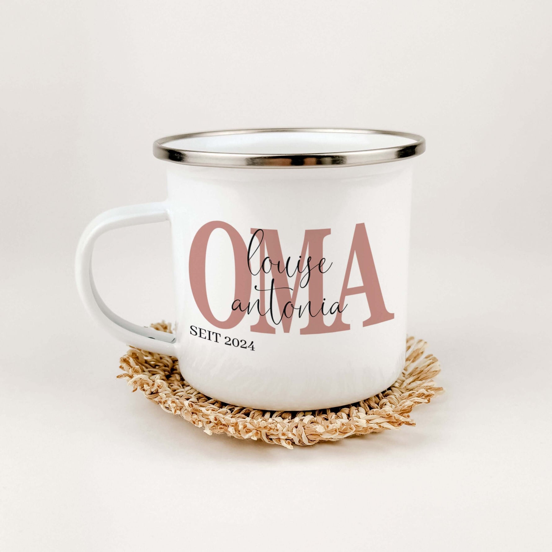 Emaille Tasse Oma seit-famprints-Emaille Tasse-Überrasche deine Oma mit einer ganz besonderen Emaille Tasse, die nicht nur funktional ist, sondern auch von Herzen kommt. Mit dem personalisierten Druck der Namen ihrer Enkelkinder und dem Jahr, in dem sie z