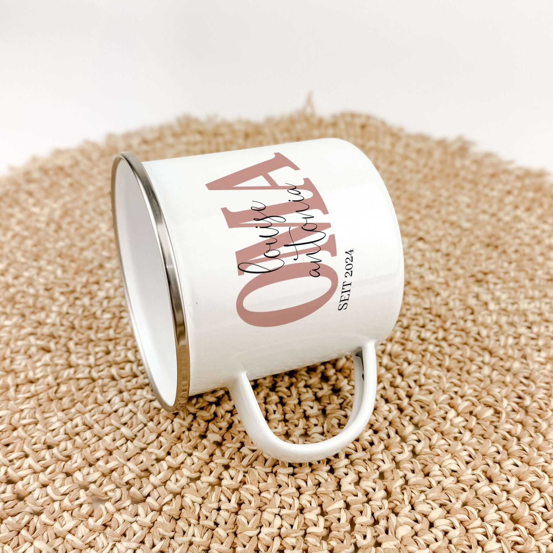 Emaille Tasse Oma seit-famprints-Emaille Tasse-Überrasche deine Oma mit einer ganz besonderen Emaille Tasse, die nicht nur funktional ist, sondern auch von Herzen kommt. Mit dem personalisierten Druck der Namen ihrer Enkelkinder und dem Jahr, in dem sie z
