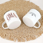 Emaille Tasse Oma seit-famprints-Emaille Tasse-Überrasche deine Oma mit einer ganz besonderen Emaille Tasse, die nicht nur funktional ist, sondern auch von Herzen kommt. Mit dem personalisierten Druck der Namen ihrer Enkelkinder und dem Jahr, in dem sie z