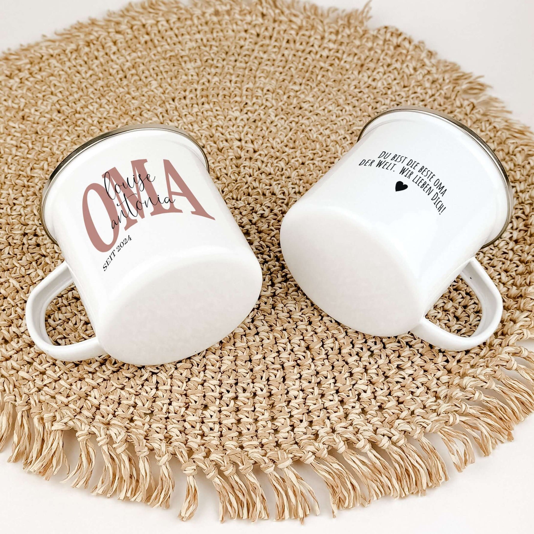Emaille Tasse Oma seit-famprints-Emaille Tasse-Überrasche deine Oma mit einer ganz besonderen Emaille Tasse, die nicht nur funktional ist, sondern auch von Herzen kommt. Mit dem personalisierten Druck der Namen ihrer Enkelkinder und dem Jahr, in dem sie z