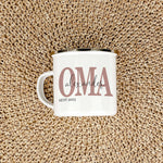 Emaille Tasse Oma seit-famprints-Emaille Tasse-Überrasche deine Oma mit einer ganz besonderen Emaille Tasse, die nicht nur funktional ist, sondern auch von Herzen kommt. Mit dem personalisierten Druck der Namen ihrer Enkelkinder und dem Jahr, in dem sie z