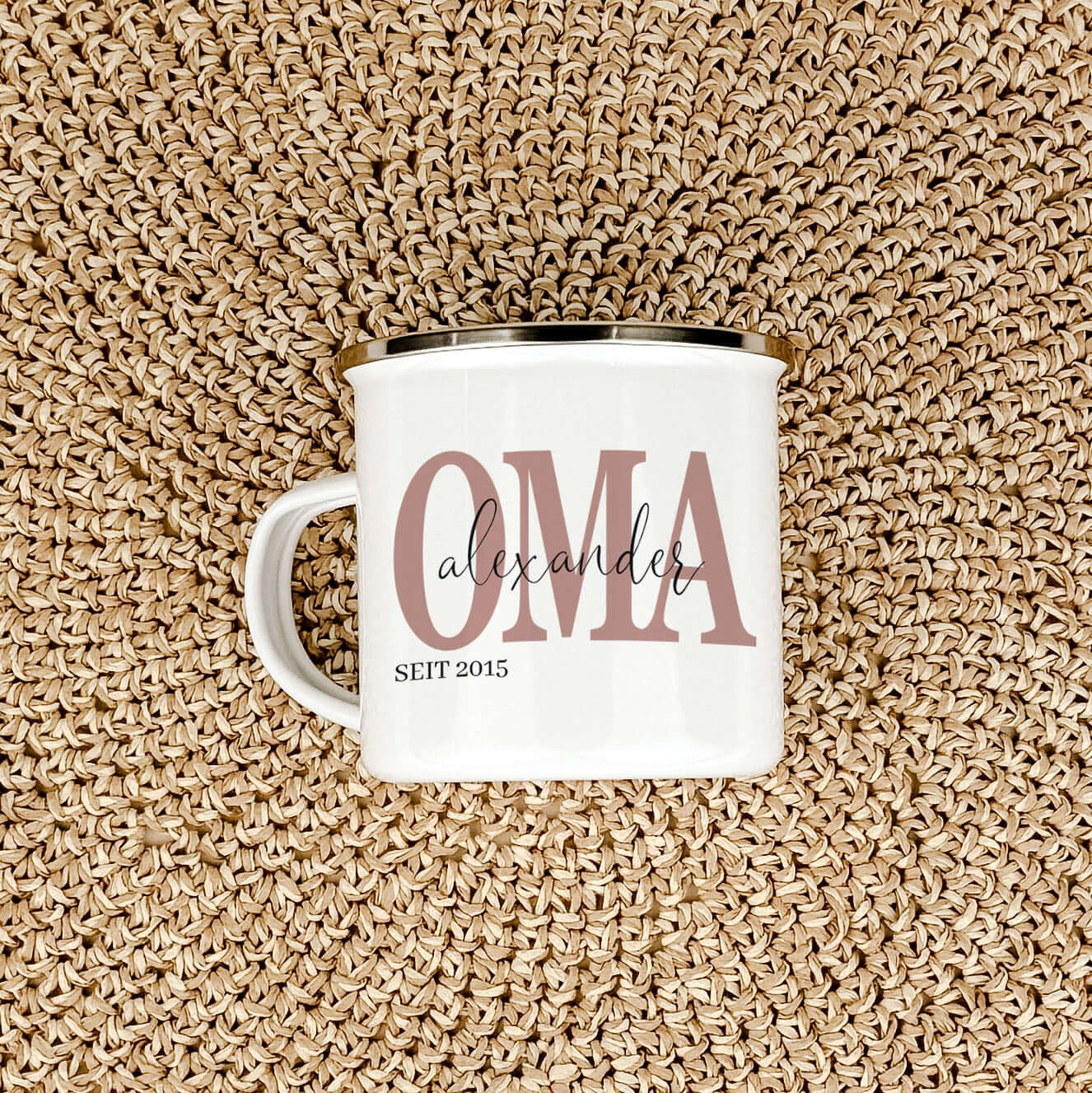 Emaille Tasse Oma seit-famprints-Emaille Tasse-Überrasche deine Oma mit einer ganz besonderen Emaille Tasse, die nicht nur funktional ist, sondern auch von Herzen kommt. Mit dem personalisierten Druck der Namen ihrer Enkelkinder und dem Jahr, in dem sie z