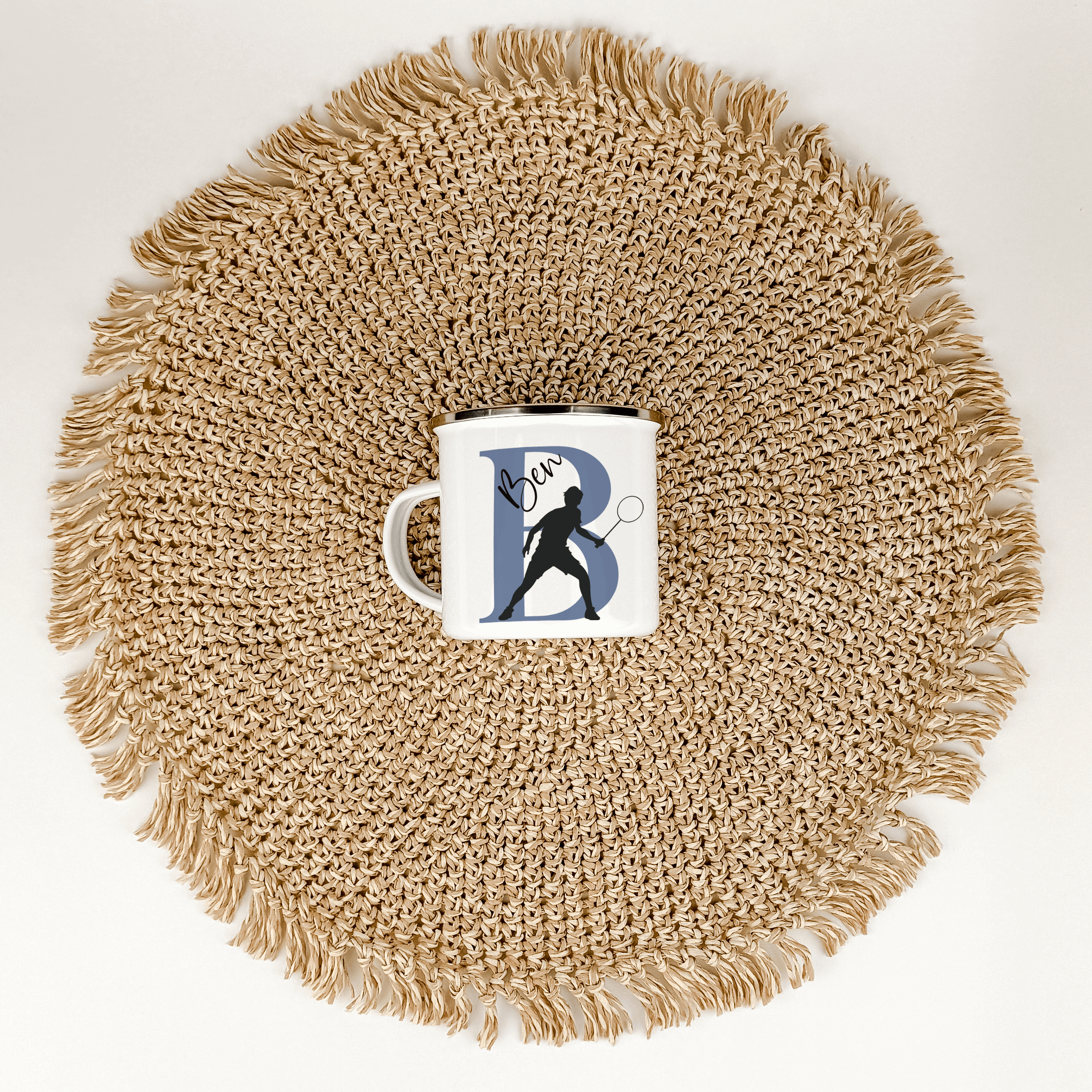 Emaille Tasse mit Namen Badminton-famprints-Emaille Tasse-Entdecke die Emaille Tasse mit Namen Badminton, die nicht nur stilvoll aussieht, sondern auch sofortige Freude bereitet. Diese personalisierte Tasse wird mit deinem Namen und einem Initial bedruckt