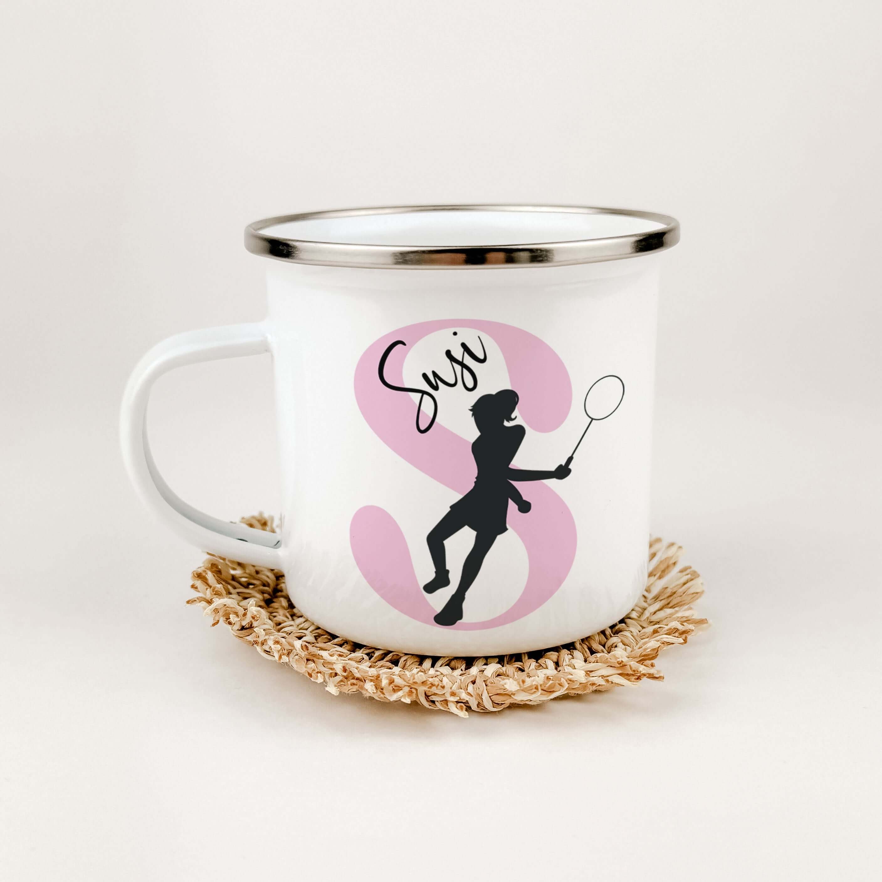 Emaille Tasse mit Namen Badminton-famprints-Emaille Tasse-Entdecke die Emaille Tasse mit Namen Badminton, die nicht nur stilvoll aussieht, sondern auch sofortige Freude bereitet. Diese personalisierte Tasse wird mit deinem Namen und einem Initial bedruckt