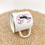 Emaille Tasse mit Namen Badminton-famprints-Emaille Tasse-Entdecke die Emaille Tasse mit Namen Badminton, die nicht nur stilvoll aussieht, sondern auch sofortige Freude bereitet. Diese personalisierte Tasse wird mit deinem Namen und einem Initial bedruckt