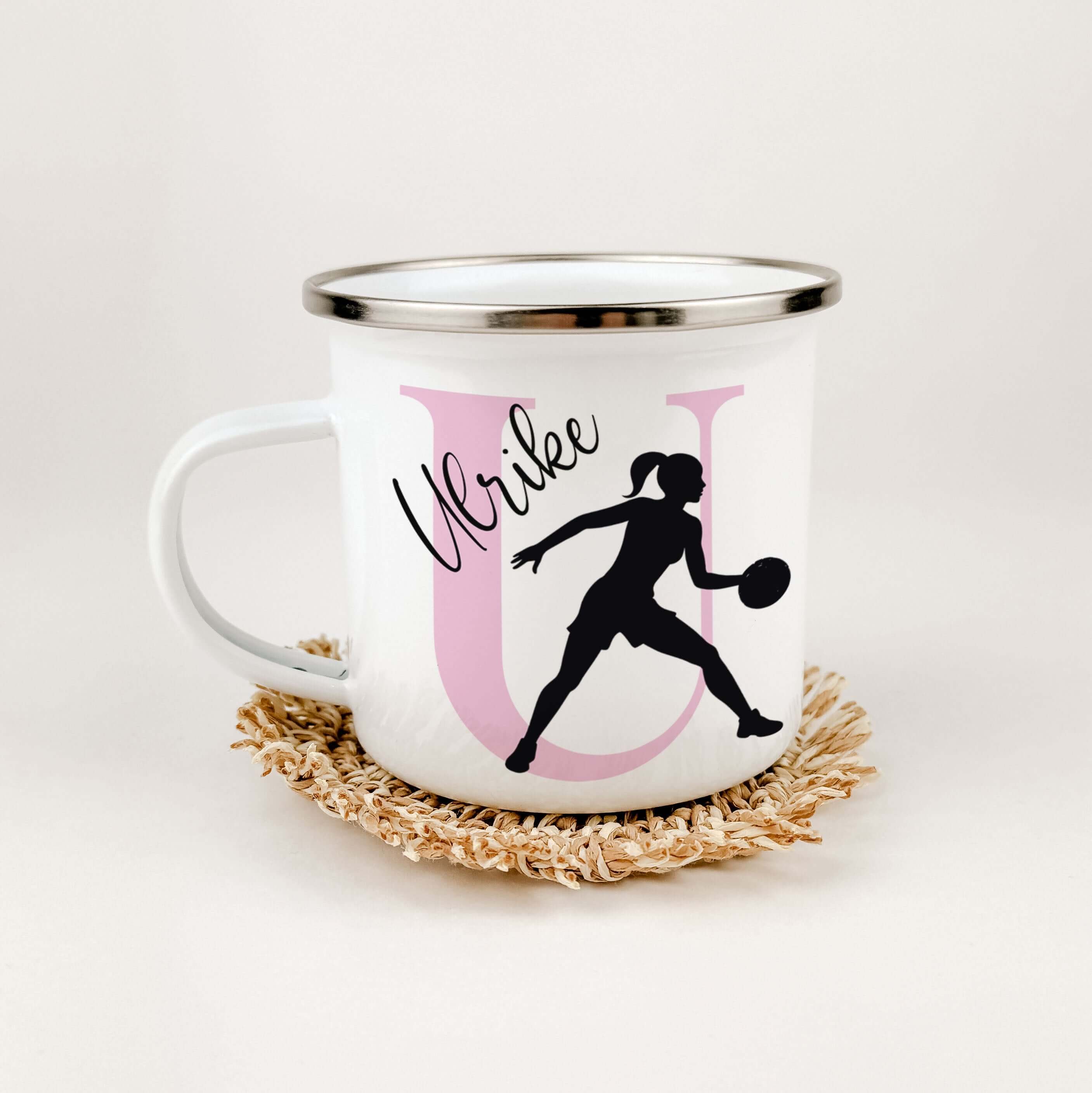 Emaille Tasse mit Namen Basketball-famprints-Emaille Tasse-Entdecke die Emaille Tasse mit Namen Basketball – das perfekte Geschenk für kleine Basketballfans! Diese personalisierte Tasse verbindet Funktionalität mit einem Hauch von Persönlichkeit, sodass d