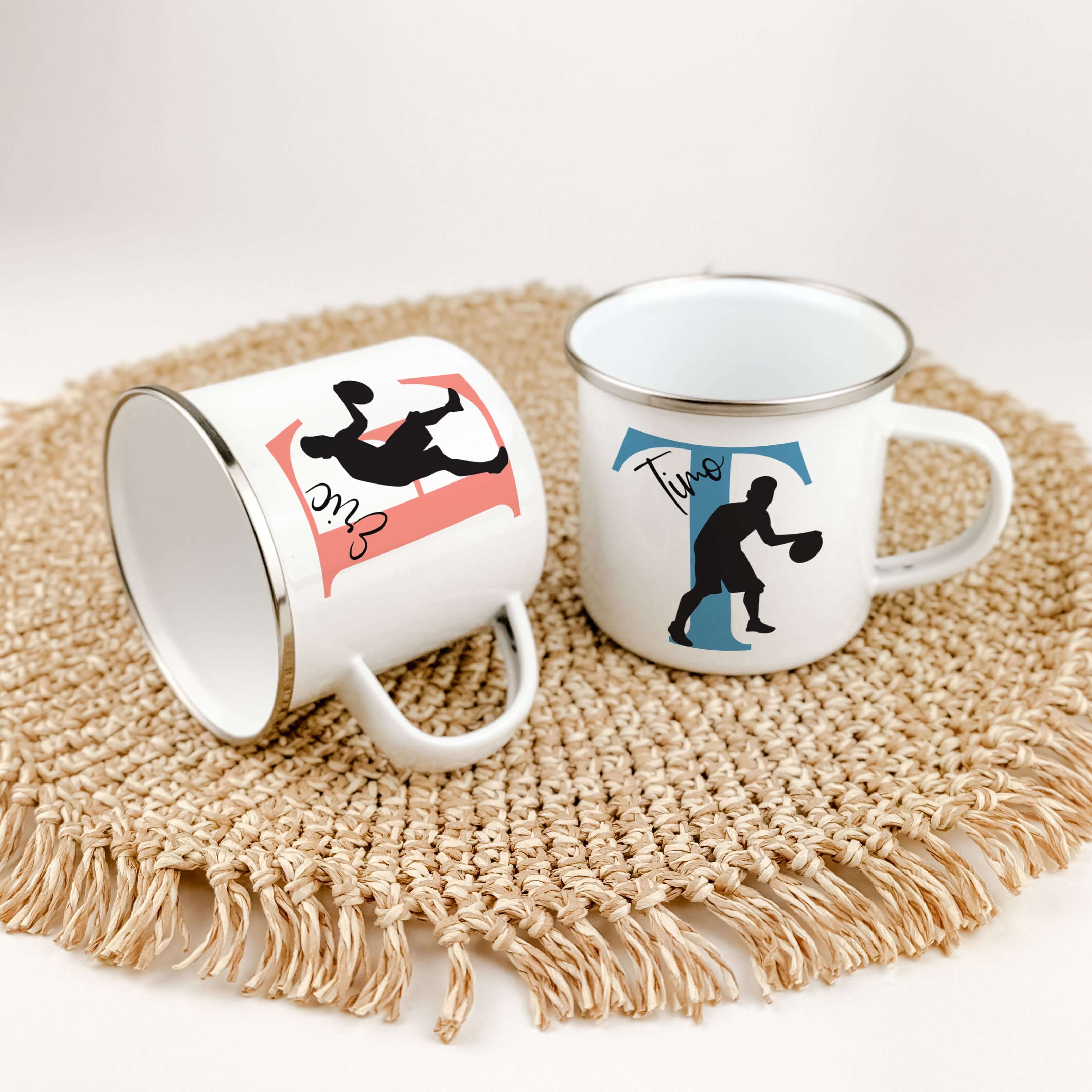 Emaille Tasse mit Namen Basketball-famprints-Emaille Tasse-Entdecke die Emaille Tasse mit Namen Basketball – das perfekte Geschenk für kleine Basketballfans! Diese personalisierte Tasse verbindet Funktionalität mit einem Hauch von Persönlichkeit, sodass d