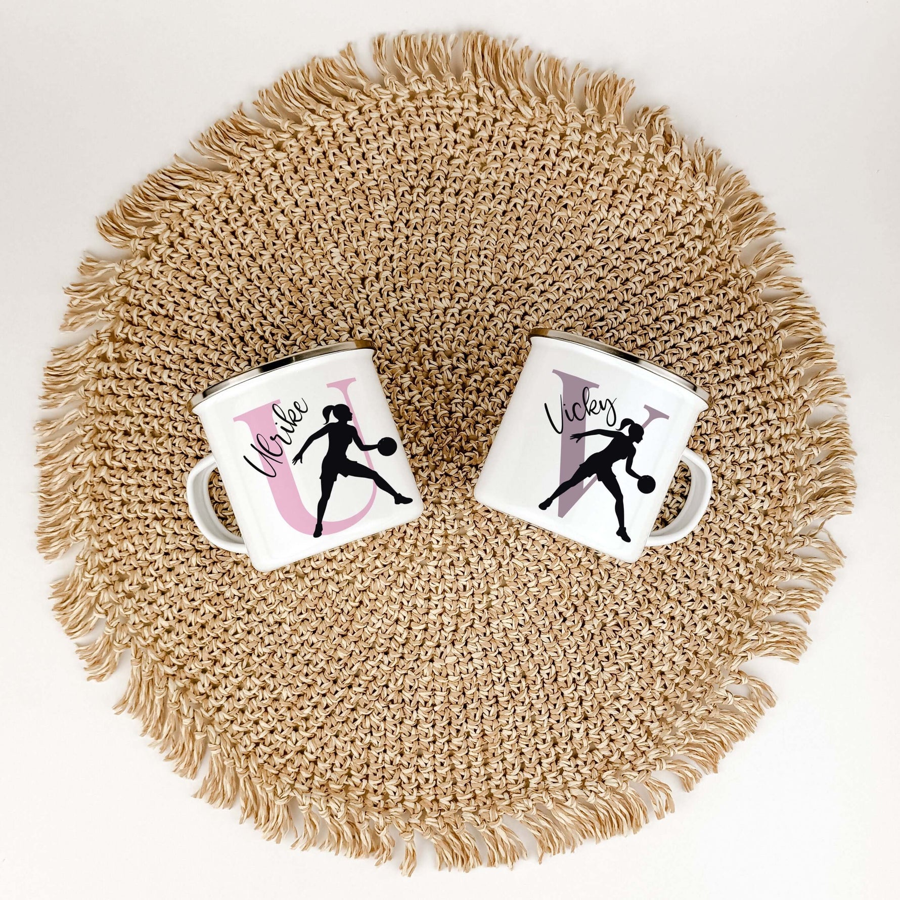 Emaille Tasse mit Namen Basketball-famprints-Emaille Tasse-Entdecke die Emaille Tasse mit Namen Basketball – das perfekte Geschenk für kleine Basketballfans! Diese personalisierte Tasse verbindet Funktionalität mit einem Hauch von Persönlichkeit, sodass d