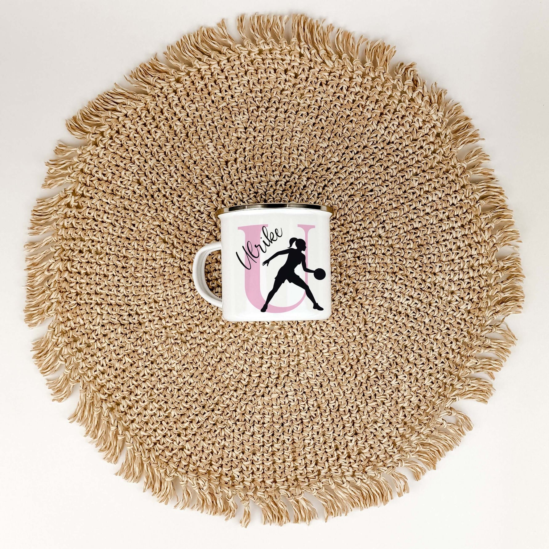 Emaille Tasse mit Namen Basketball-famprints-Emaille Tasse-Entdecke die Emaille Tasse mit Namen Basketball – das perfekte Geschenk für kleine Basketballfans! Diese personalisierte Tasse verbindet Funktionalität mit einem Hauch von Persönlichkeit, sodass d