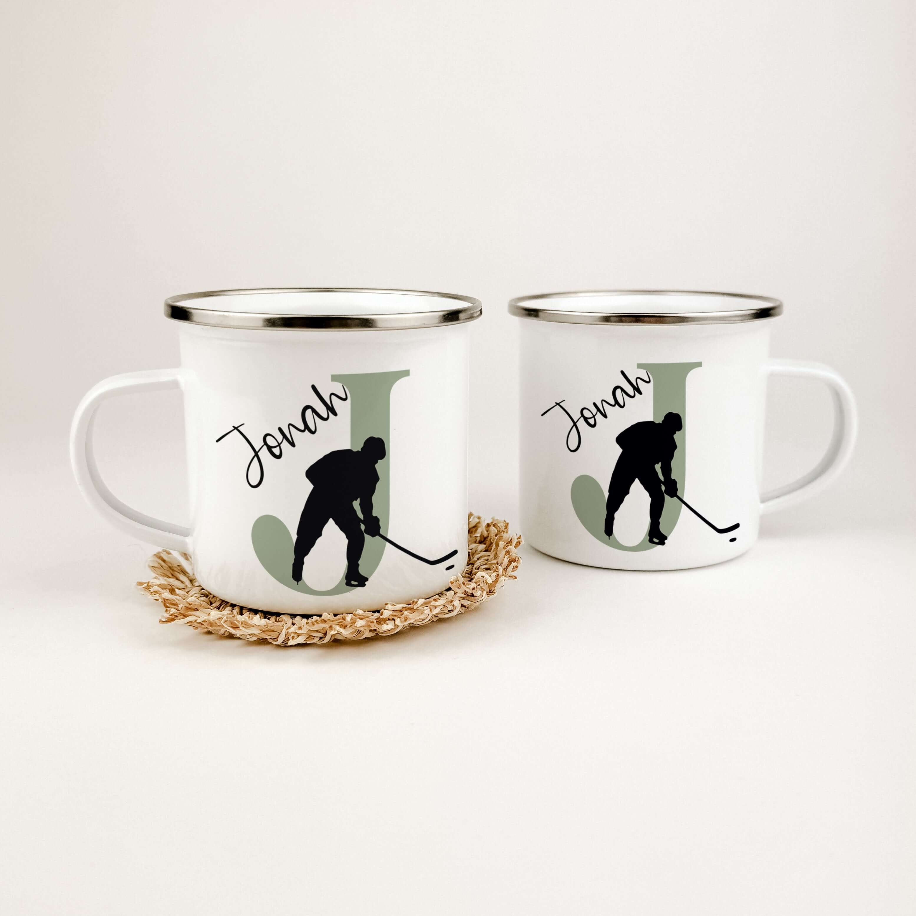 Emaille Tasse mit Namen Eishockey-famprints-Emaille Tasse-Entdecke die perfekte Emaille Tasse für Eishockey-Fans, die nicht nur funktional ist, sondern auch ein ganz persönliches Statement setzt. Mit deinem Namen und Initialen wird jede Tasse zu einem ein