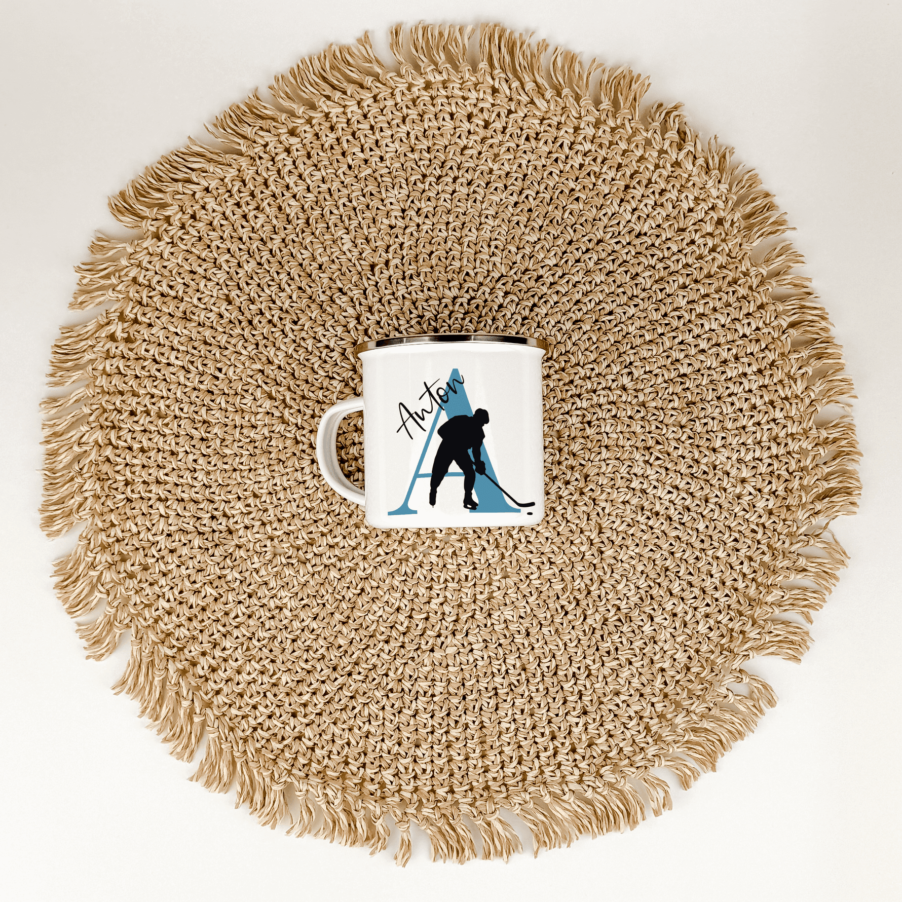 Emaille Tasse mit Namen Eishockey-famprints-Emaille Tasse-Entdecke die perfekte Emaille Tasse für Eishockey-Fans, die nicht nur funktional ist, sondern auch ein ganz persönliches Statement setzt. Mit deinem Namen und Initialen wird jede Tasse zu einem ein