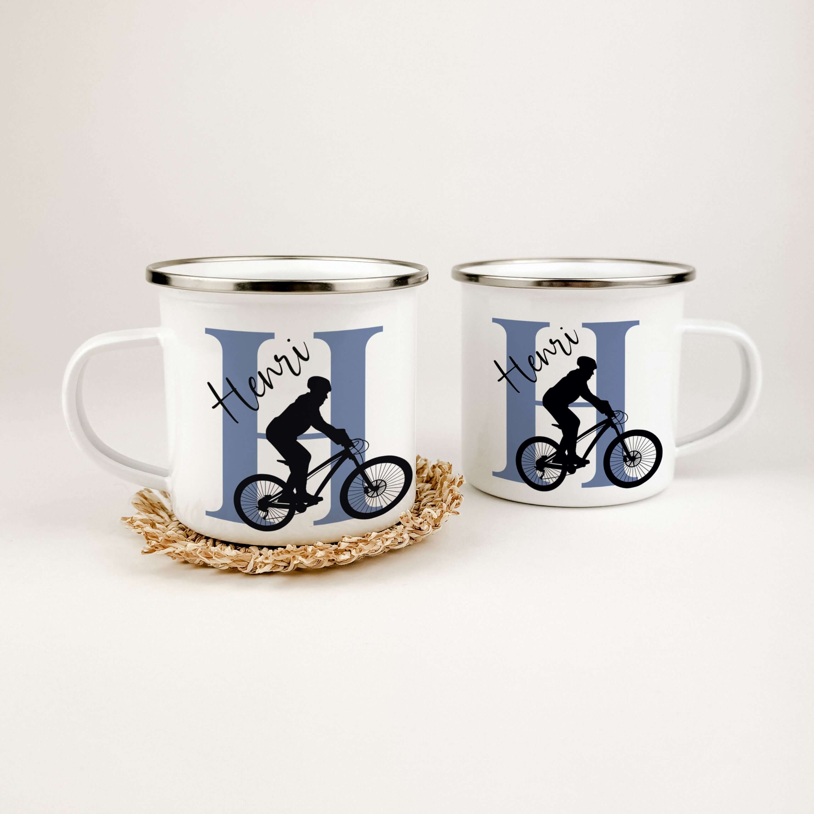 Emaille Tasse mit Namen Fahrrad-famprints-Emaille Tasse-Entdecke die Emaille Tasse mit Namen Fahrrad – dein perfekter Begleiter für jeden Tag! Mit einem Fassungsvermögen von 300 ml und einem Gewicht von nur 134 g ist sie leicht und handlich, ideal für unt