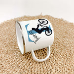 Emaille Tasse mit Namen Fahrrad-famprints-Emaille Tasse-Entdecke die Emaille Tasse mit Namen Fahrrad – dein perfekter Begleiter für jeden Tag! Mit einem Fassungsvermögen von 300 ml und einem Gewicht von nur 134 g ist sie leicht und handlich, ideal für unt