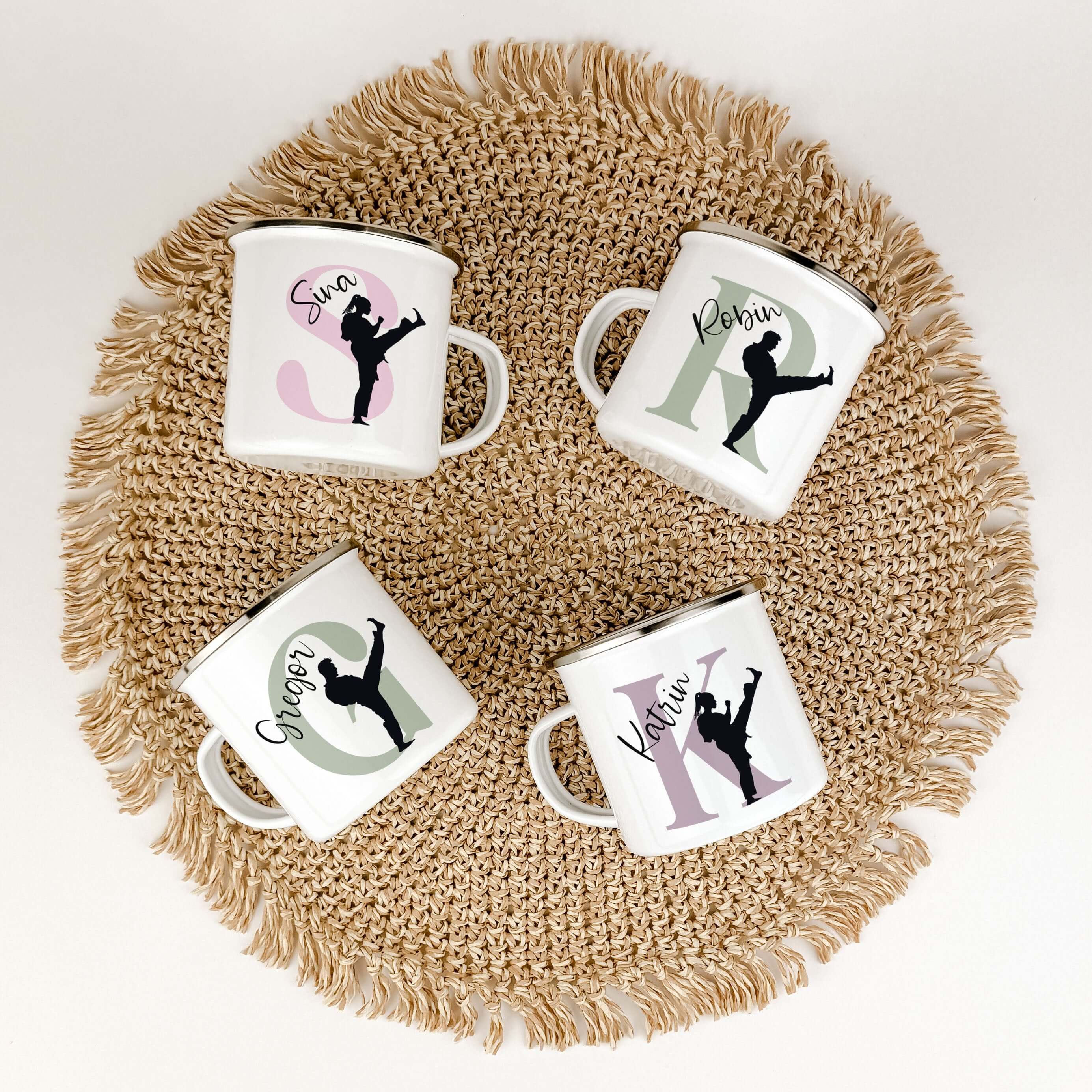 Emaille Tasse mit Namen Judo-famprints-Emaille Tasse-Entdecke die Emaille Tasse mit Namen Judo – der perfekte Begleiter für kleine Judoka! Mit dieser personalisierten Tasse kannst du nicht nur den Namen deines Kindes stolz zur Schau stellen, sondern auch